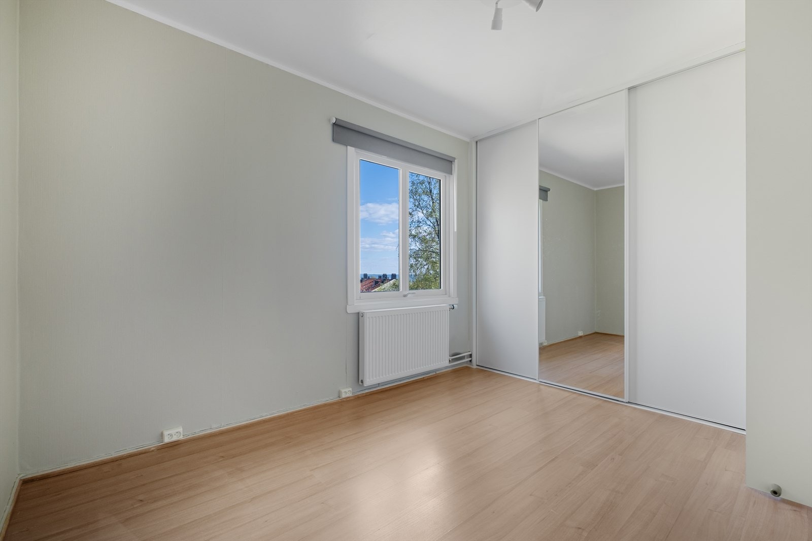 Leiligheten har 3 delikate soverom i lysemalte overflater. Hovedsoverommet er av god størrelse og har godt med plass til klesoppheng og sko i integrert skyvedørsgarderobe. Galleribilde