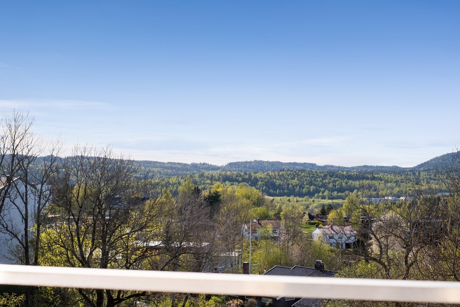 Her bor du uten innsyn, stille og rolig, samtidig som det er kort vei til alt av skoler, barnehager, Østerås senter og Eiksmarka sentre. Få minutter til bussholdeplass og t-banen som tar deg til Oslo på 15 min. Galleribilde