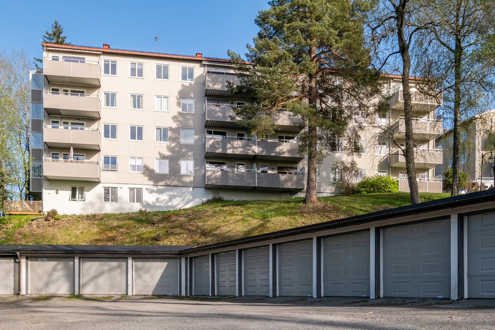 Mulighet for leie av garasje i Eiksmarka garasjelag. Garasjeplasser/parkeringsplasser fordeles etter ventelister. Selger opplyser at det pr. dags dato koster 130,- pr. mnd. for en plass. Galleribilde