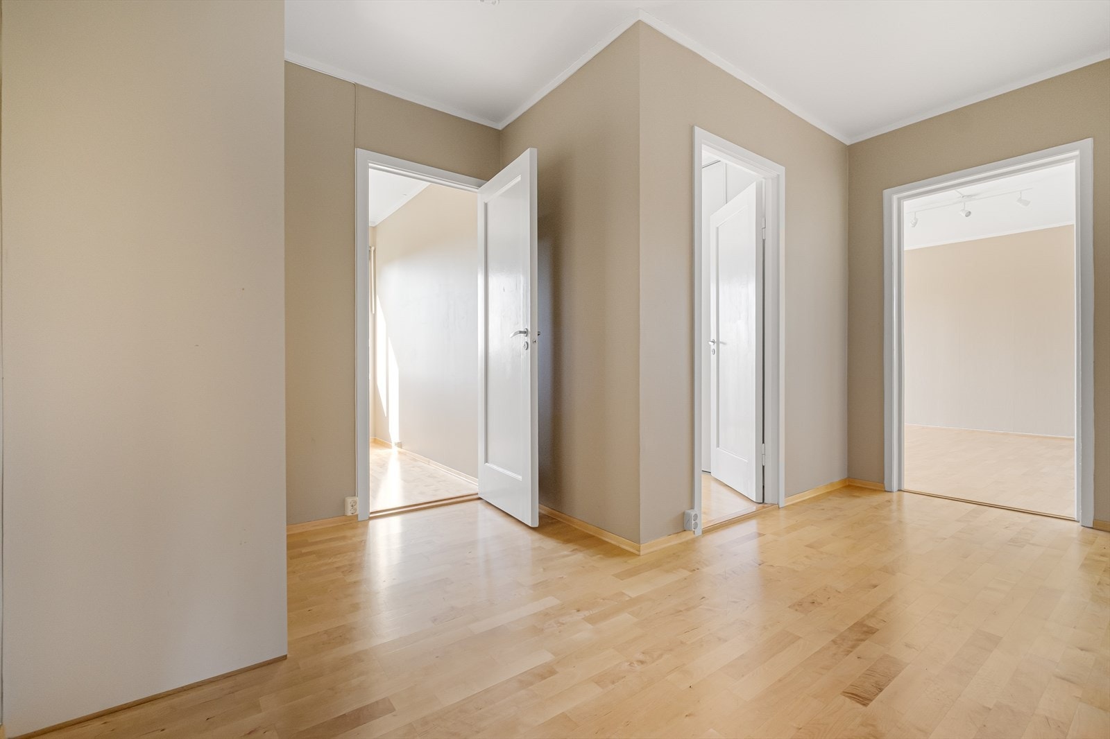 Pen og romslig entré som gir et godt førsteinntrykk av leiligheten. Godt med plass til klesoppheng og sko. Det medfølger også en bod i kjelleren på ca. 4 kvm. Her er det godt med oppbevaringsmuligheter. Galleribilde