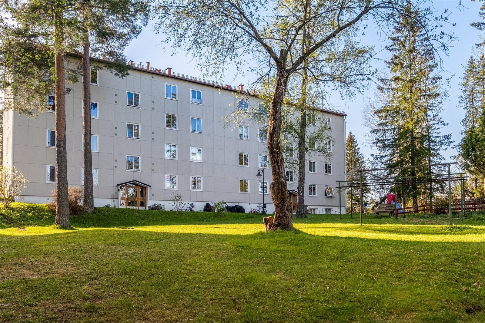 Sameiets fellesarealer er pent opparbeidet med asfalterte adkomstveier, gressplener, trær, busker og diverse beplantning. Sittegrupper og sykkelparkering. Galleribilde