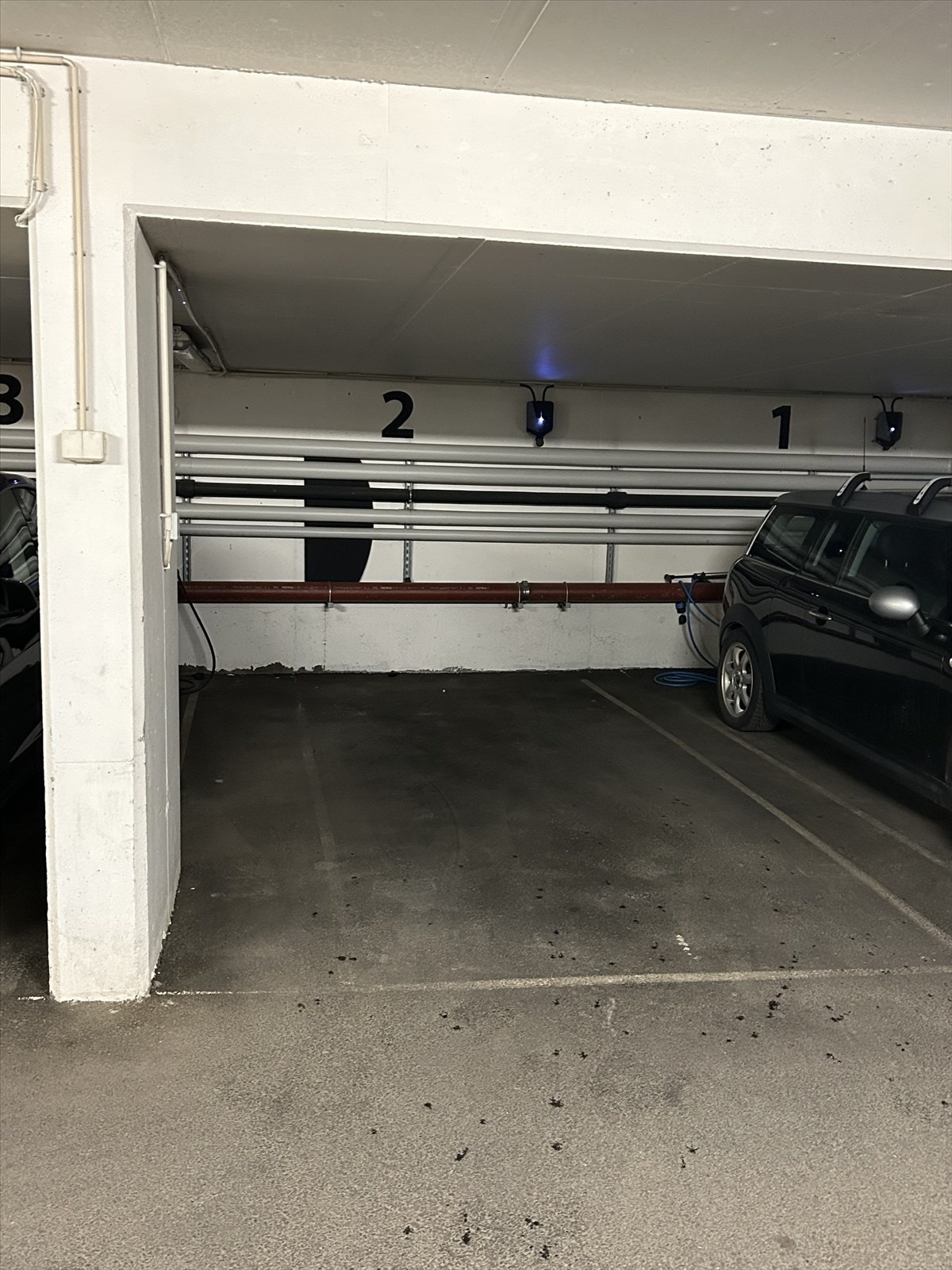 Leiligheten disponerer en parkeringsplass med el-lader i garasjeanlegg. Parkeringsplassene i kjeller er fellesareal med en eksklusiv bruksrett tilknyttet andelene. Selgers egne bilde Galleribilde