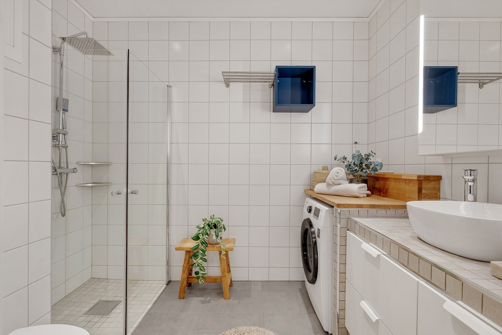 Lekkert flislagt bad med gulvvarme og downlights. Badet er modernisert med ny innredning og nye fliser på gulv i 2019. Galleribilde