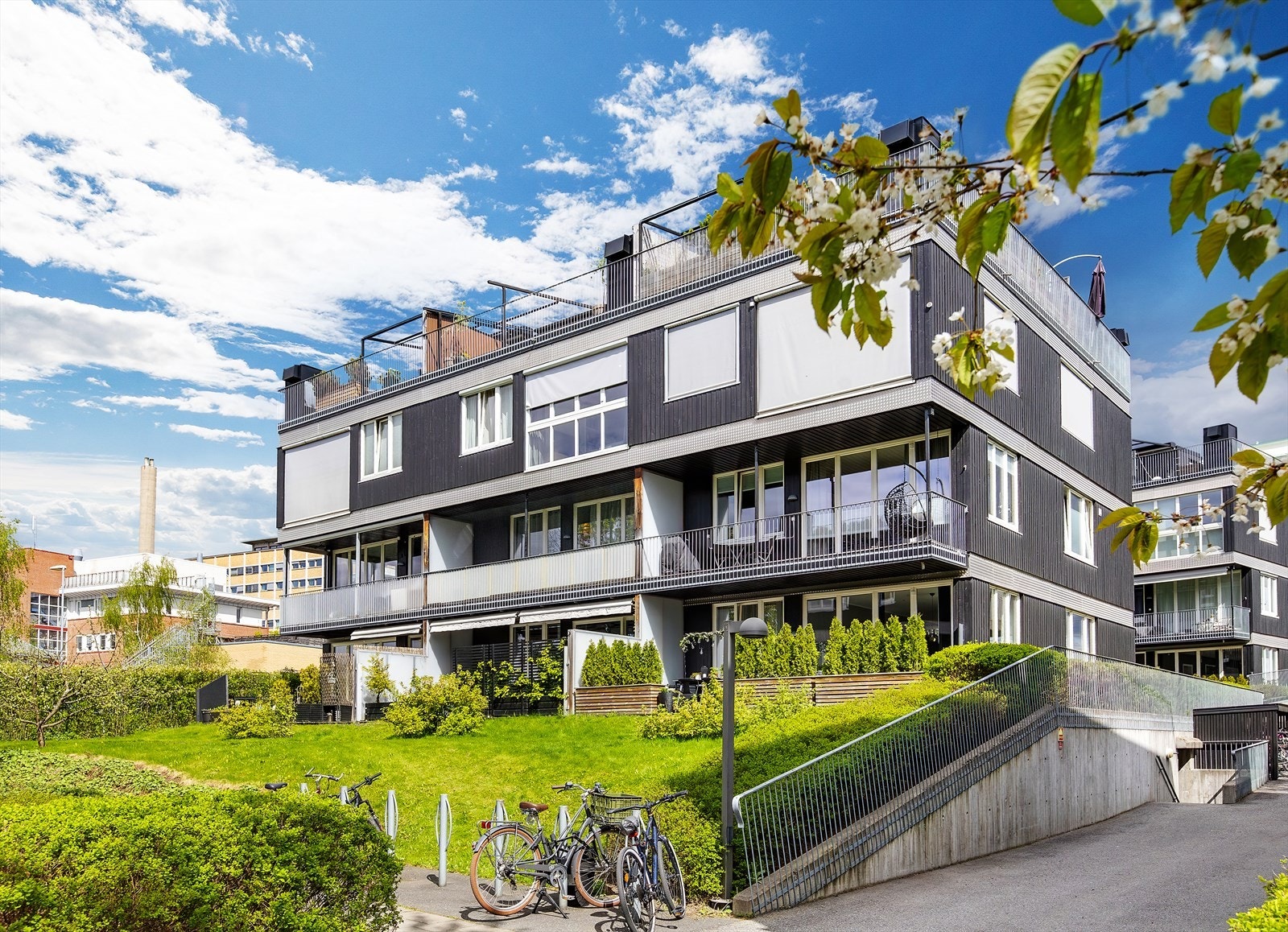 Fra interju med selger: Hva var avgjørende for valget deres? "Vi ønsket litt mer grøntarealer rundt oss, men samtidig kort vei til byen. Her fikk vi begge deler." Galleribilde