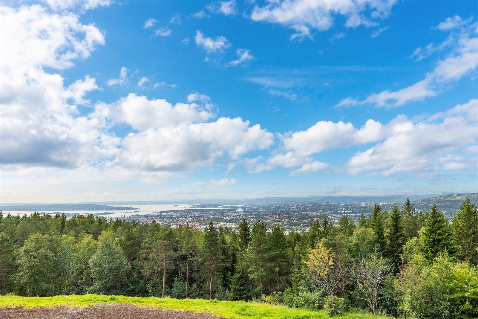 Trollvann og Linderudkollen er populære utfartssteder med bademuligheter om sommeren og tilgang til langrennsløyper om vinteren. Grefsenkollen, med kafé og panoramautsikt over Oslo, kan nås via skogsstier eller vei.
tur og tr Galleribilde