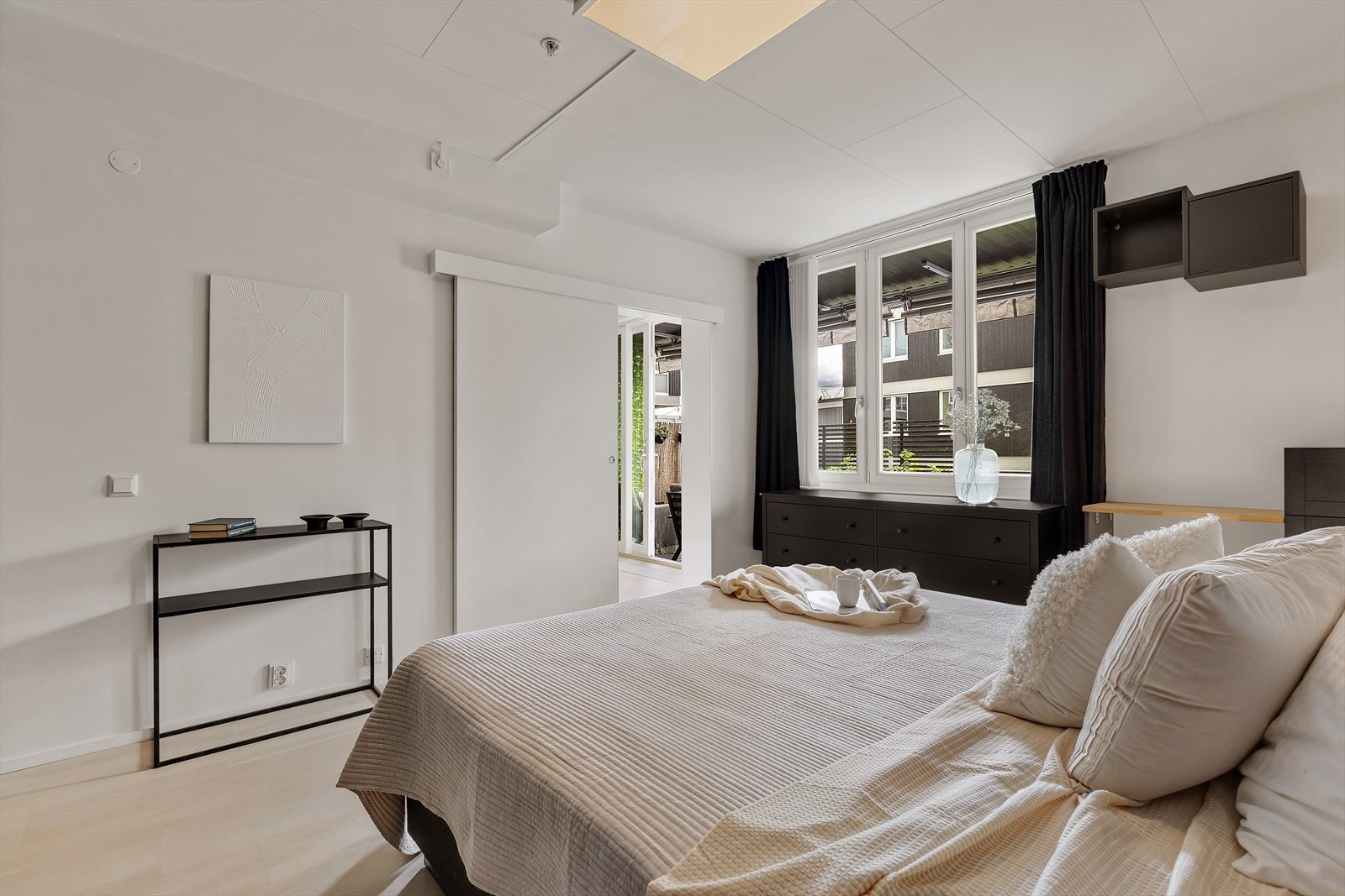 Store gode vindusposter slipper inn godt med naturlig lys. Soverommet har også en flott plassbyggd kontorløsning Galleribilde