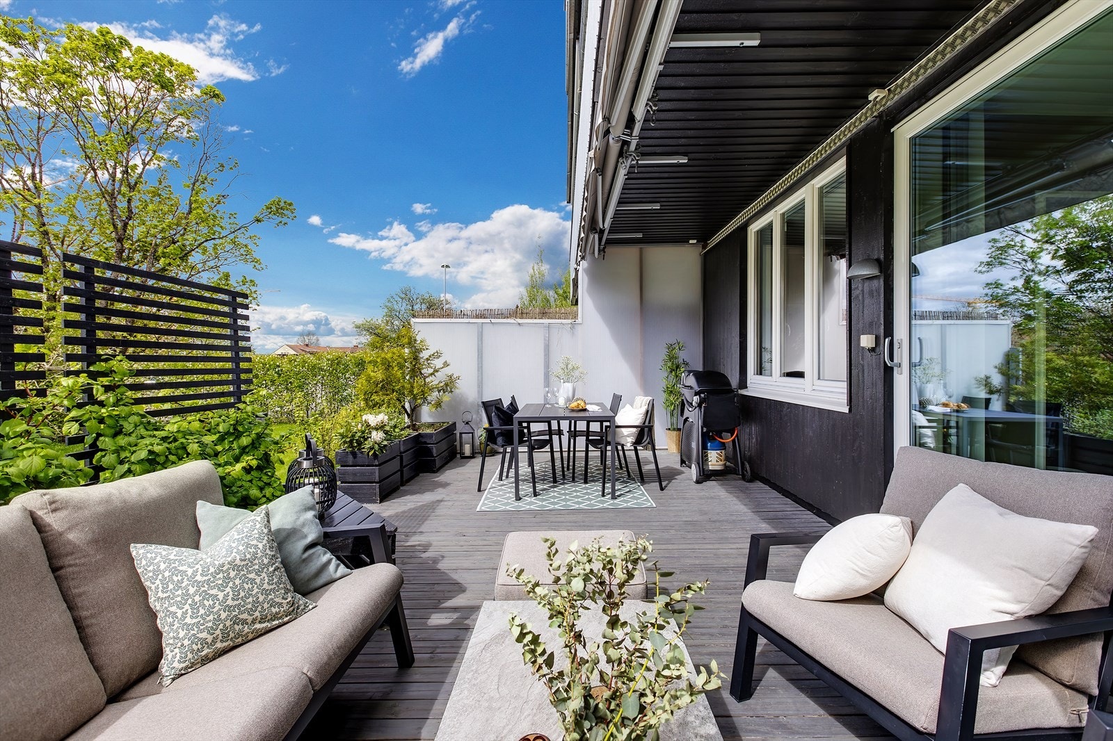 Her er det god plass til utemøblement med flere sittegrupper og grill, perfekt for sene sommerkvelder. Galleribilde