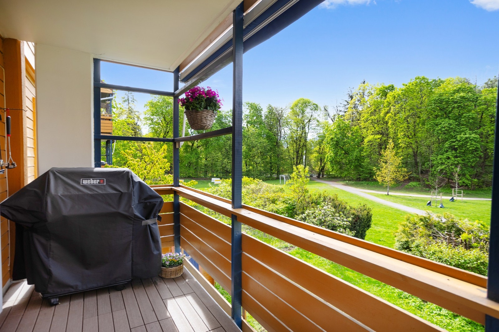 Leiligheten har beliggenhet i 2. etasje med flott og fritt utsyn til Den Engelske Park og store grøntområder. Galleribilde