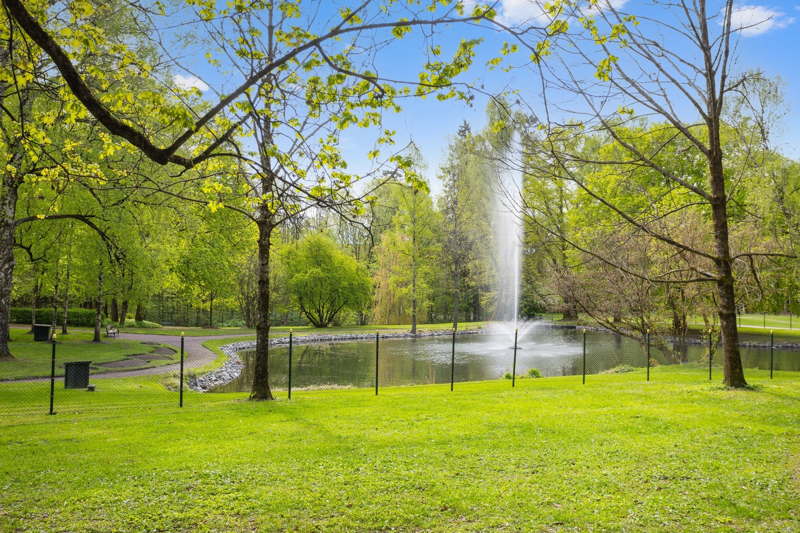Den Engelske Park og flotte Skøyen hovedgård ligger rett ved siden av borettslaget. Galleribilde