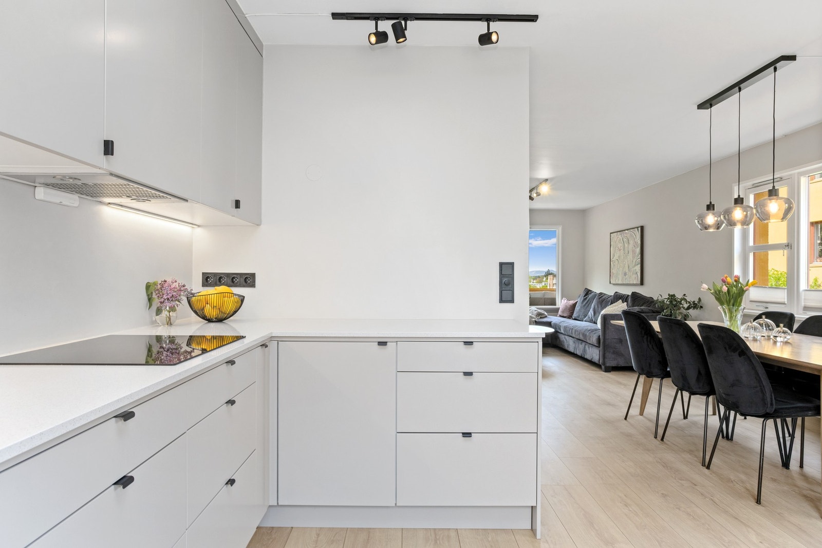 Kjøkken og spiseplass. Galleribilde