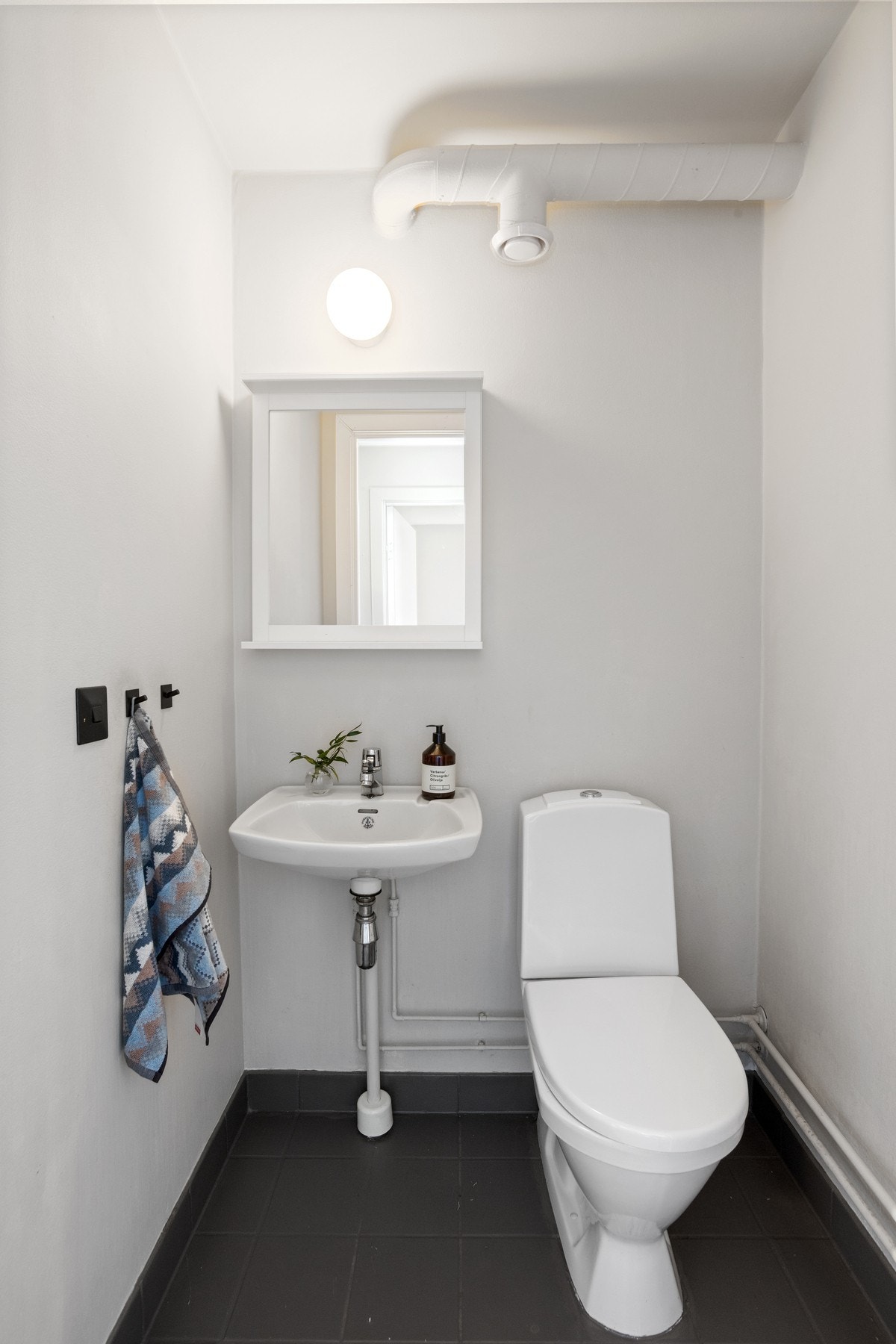 Praktisk separat toalett vegg-i-vegg med badet. Galleribilde