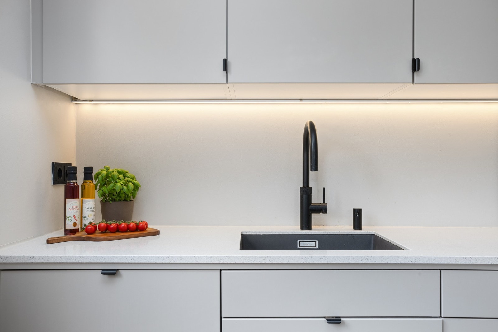 Pent kjøkken fra 2022.
Det er montert Qouuker (kokende vann direkte fra springen). Galleribilde