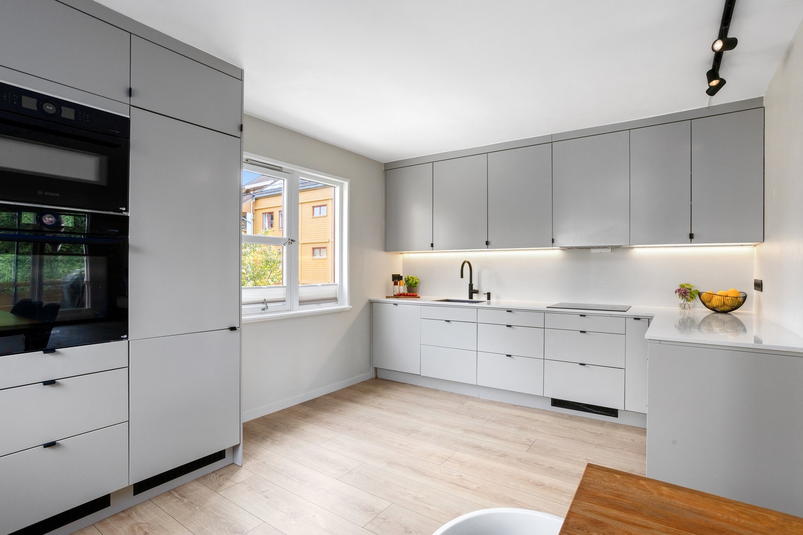 Integrert stekeovn, mikrobølgeovn/stekeovn, induksjonstopp, kjøl/frys og oppvaskmaskin. Galleribilde