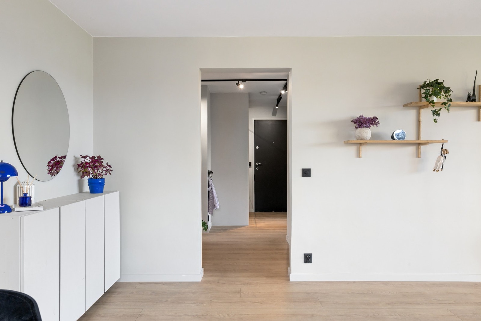 Fra stuen og ut til gang, soverom, bad og toalett. Galleribilde