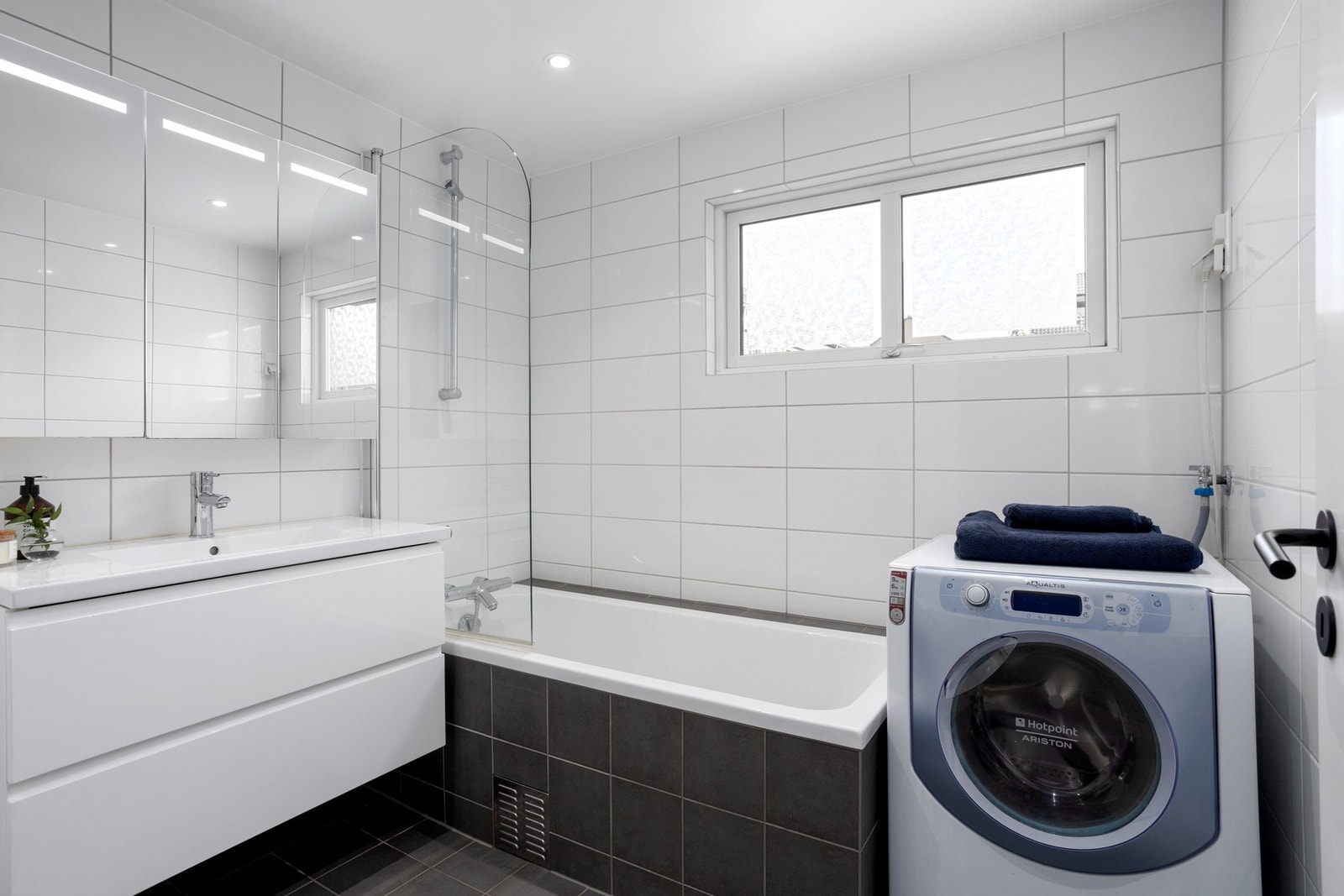 Bad fra 2019 med innmurt badekar og opplegg for vaskemaskin. Galleribilde