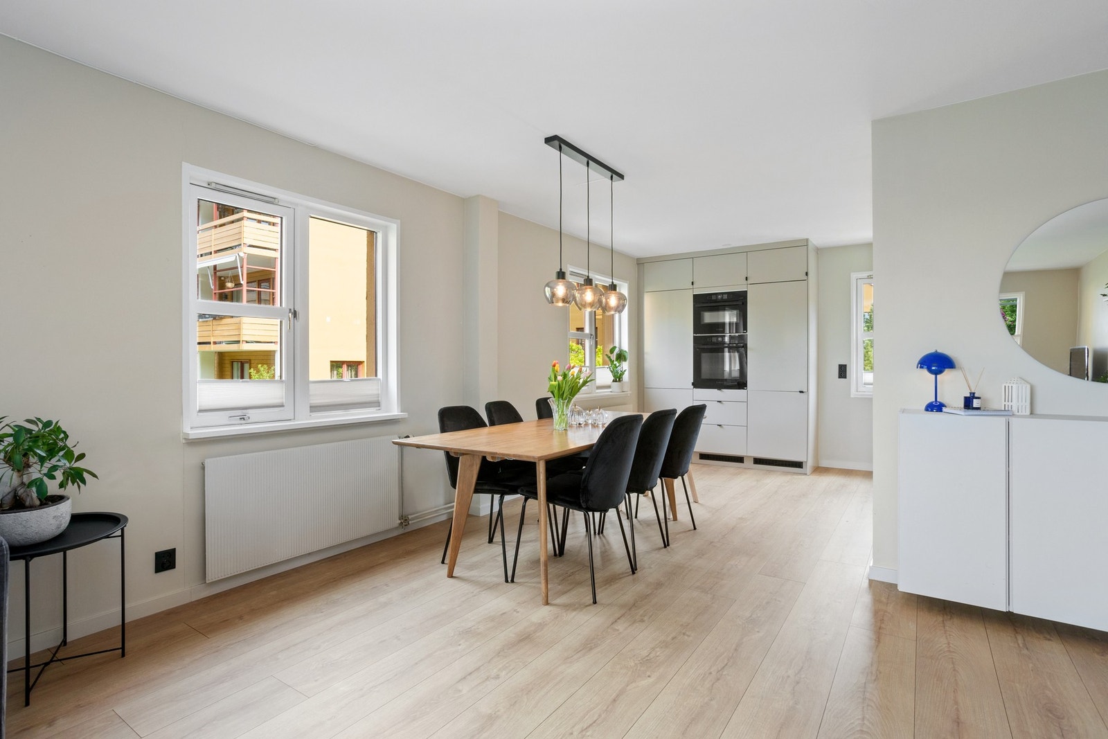 Kjøkken i delvis åpen løsning med plass til stort spisebord for familie og venner. Galleribilde