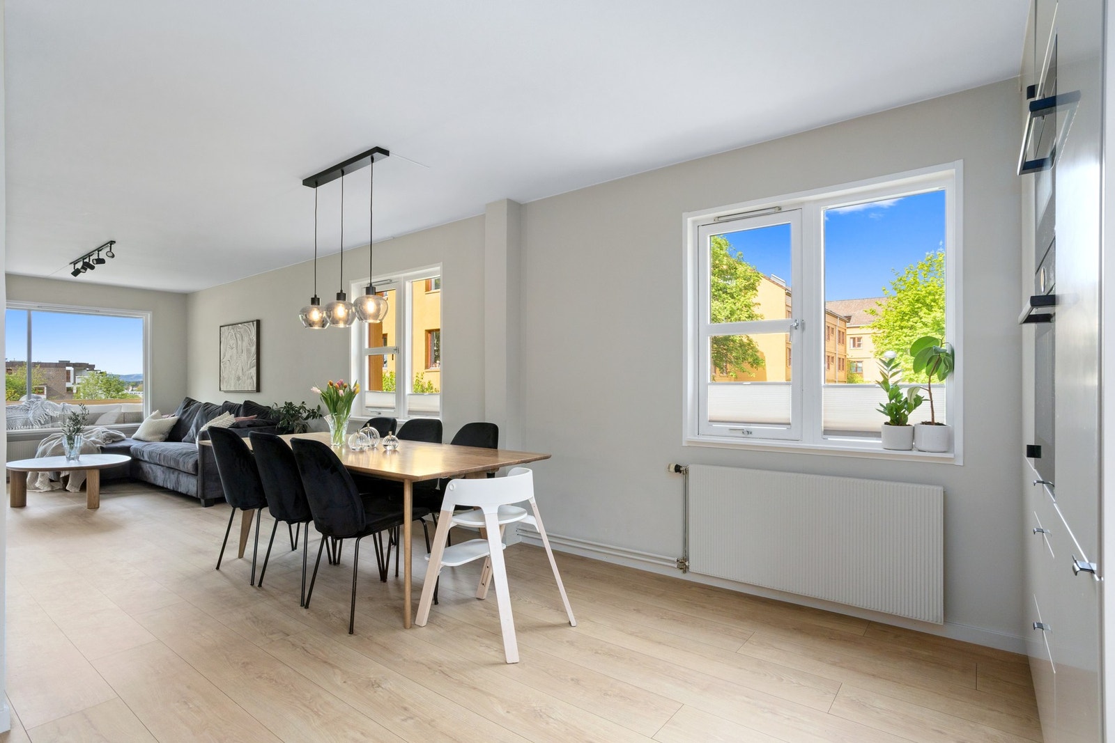 Leiligheten er en front- og endeleilighet med vinduer på 3 sider, noe som gir svært godt med naturlig lys inn. Galleribilde