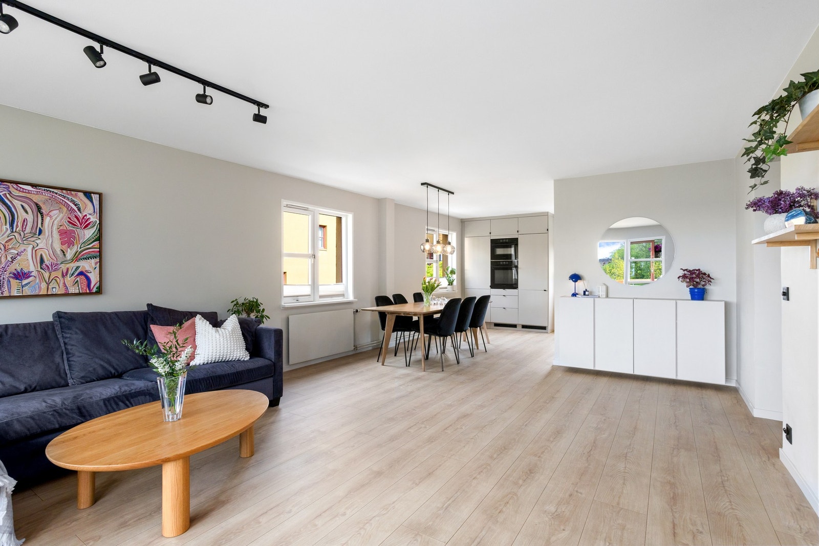 Leiligheten har en bra planløsning og kjøkken i delvis åpen løsning mot stuen. Her er det plass til langbord med mange samlet til selskap og bursdager. Galleribilde