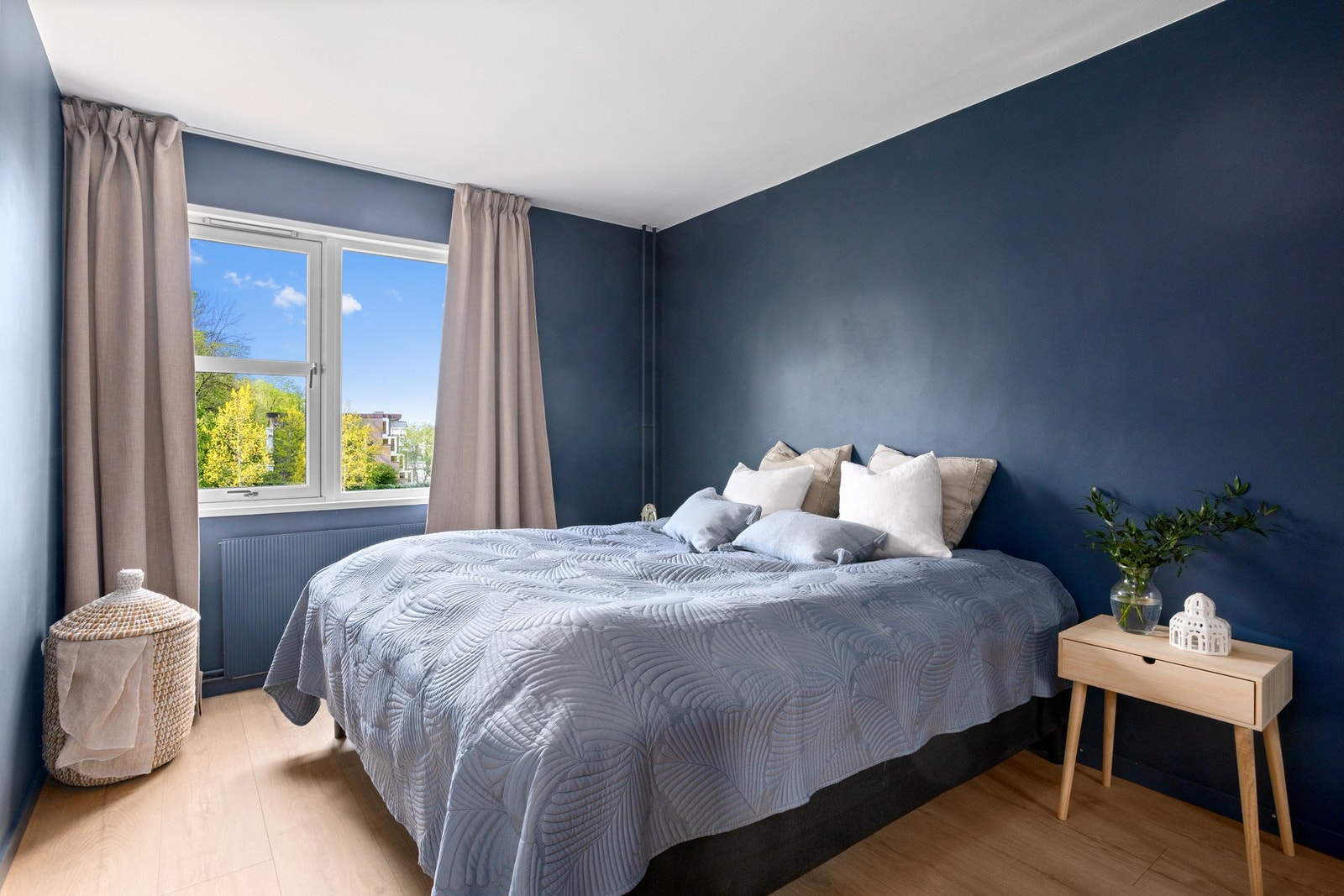 Hovedsoverom av god størrelse med plass til dobbeltseng. Rommet vender mot parken og grøntområder. Galleribilde