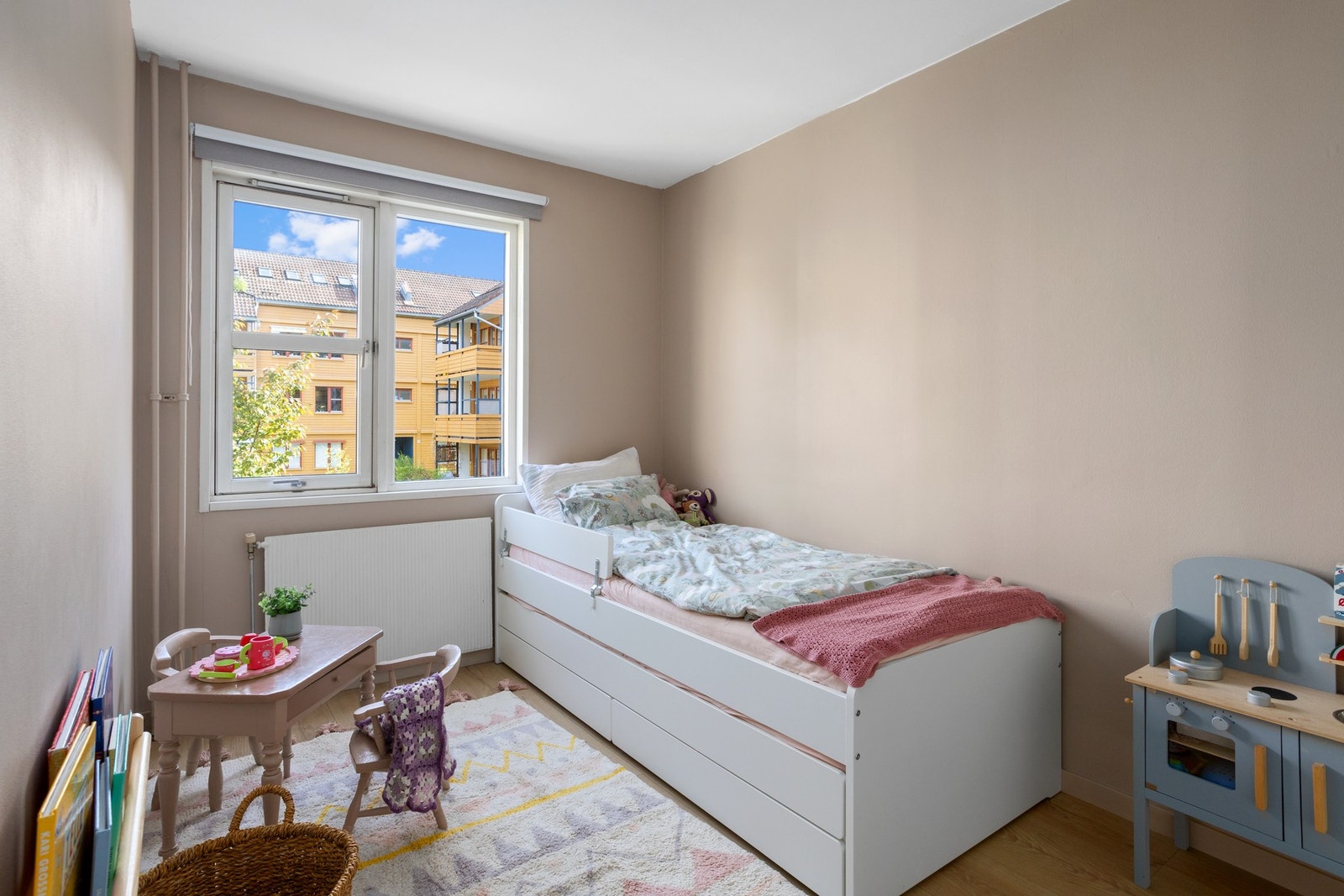 Soverom 2 er også av god størrelse og benyttes som barnerom. Dette rommet vender mot tunet. Galleribilde