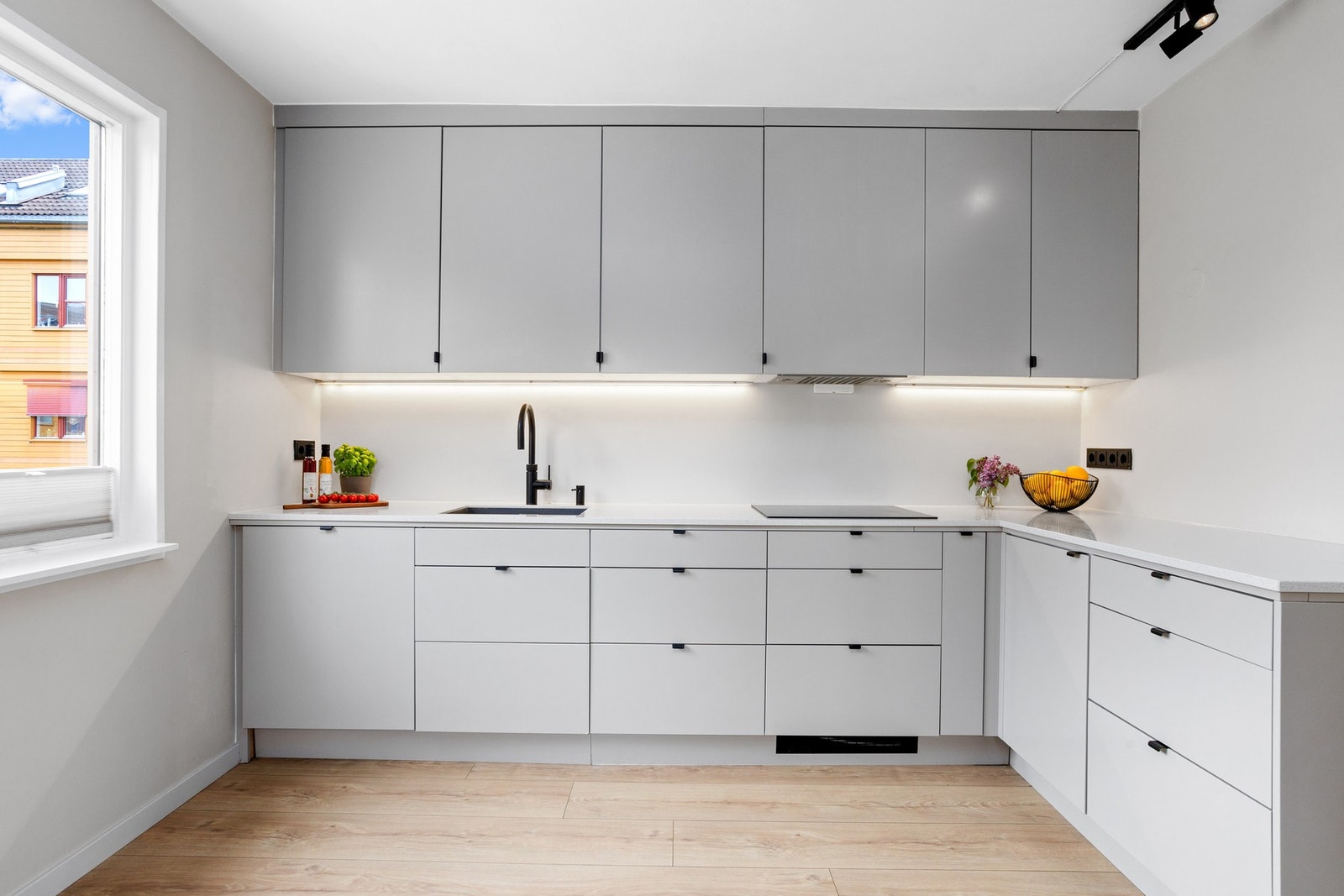 Kjøkkeninnredning fra Epoq med glatte fronter. Kvartskompositt benkeplater. Galleribilde