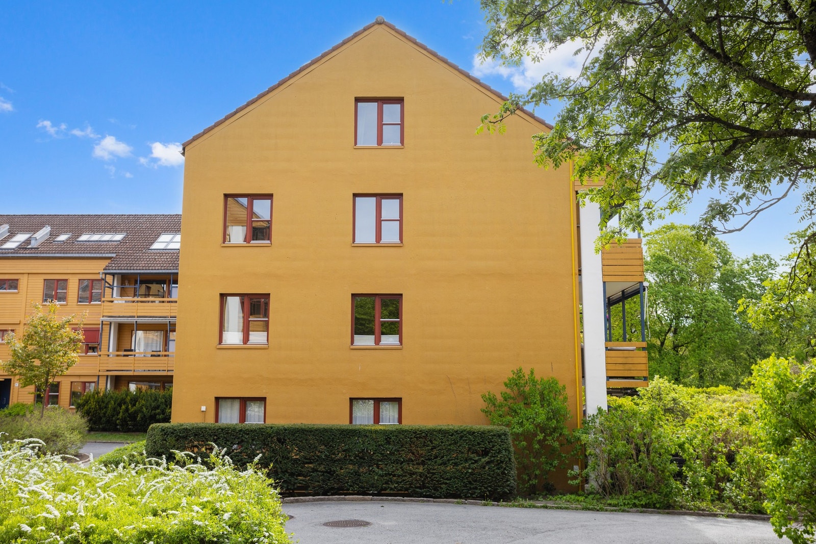 Skøyenveien 83 ligger i front i borettslaget. Galleribilde