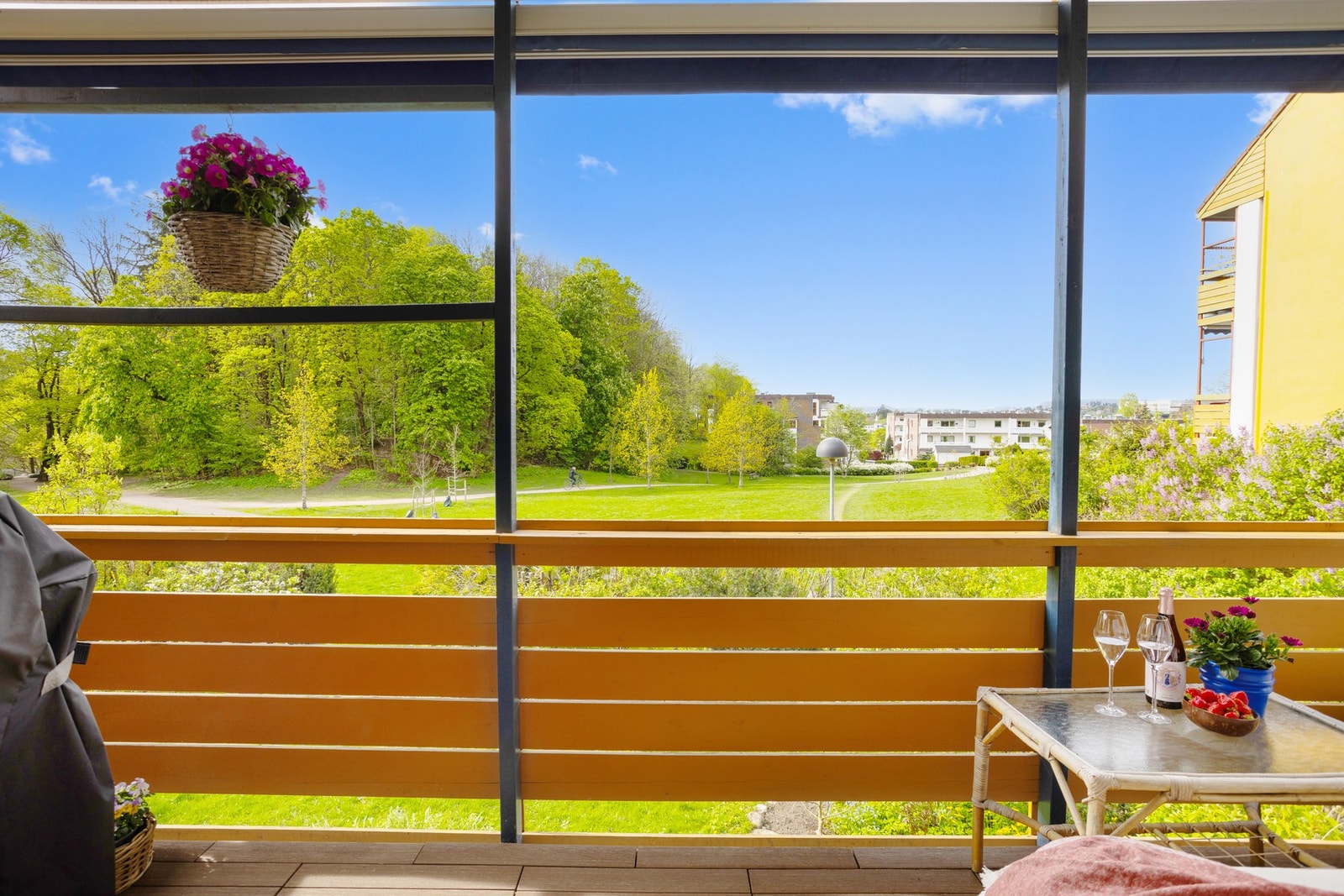 En svært god intern beliggenhet helt i front i borettslaget. Balkongen er sydvestvendt med svært gode solforhold. Galleribilde