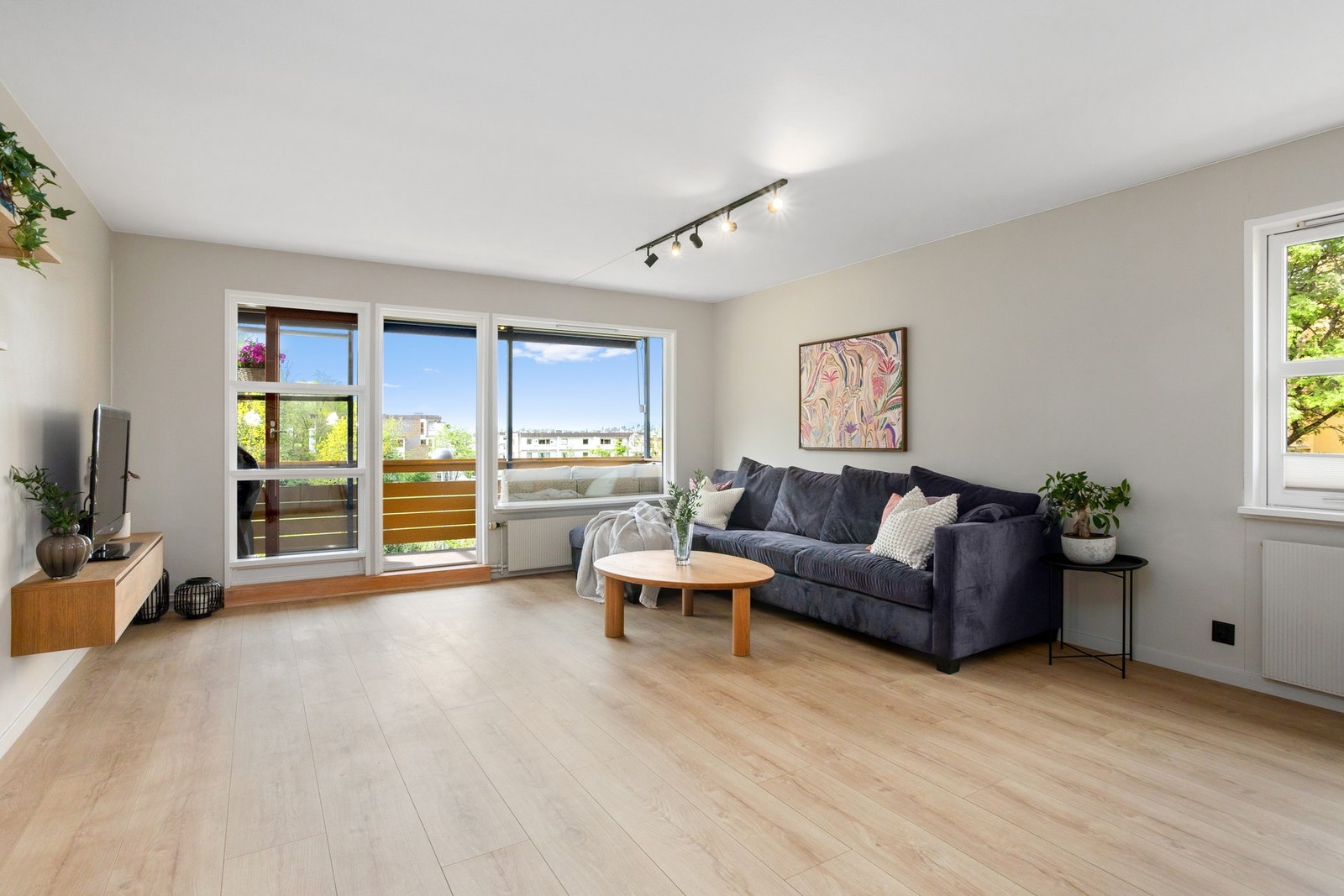 Lys og romslig stue med utgang til balkong. Galleribilde