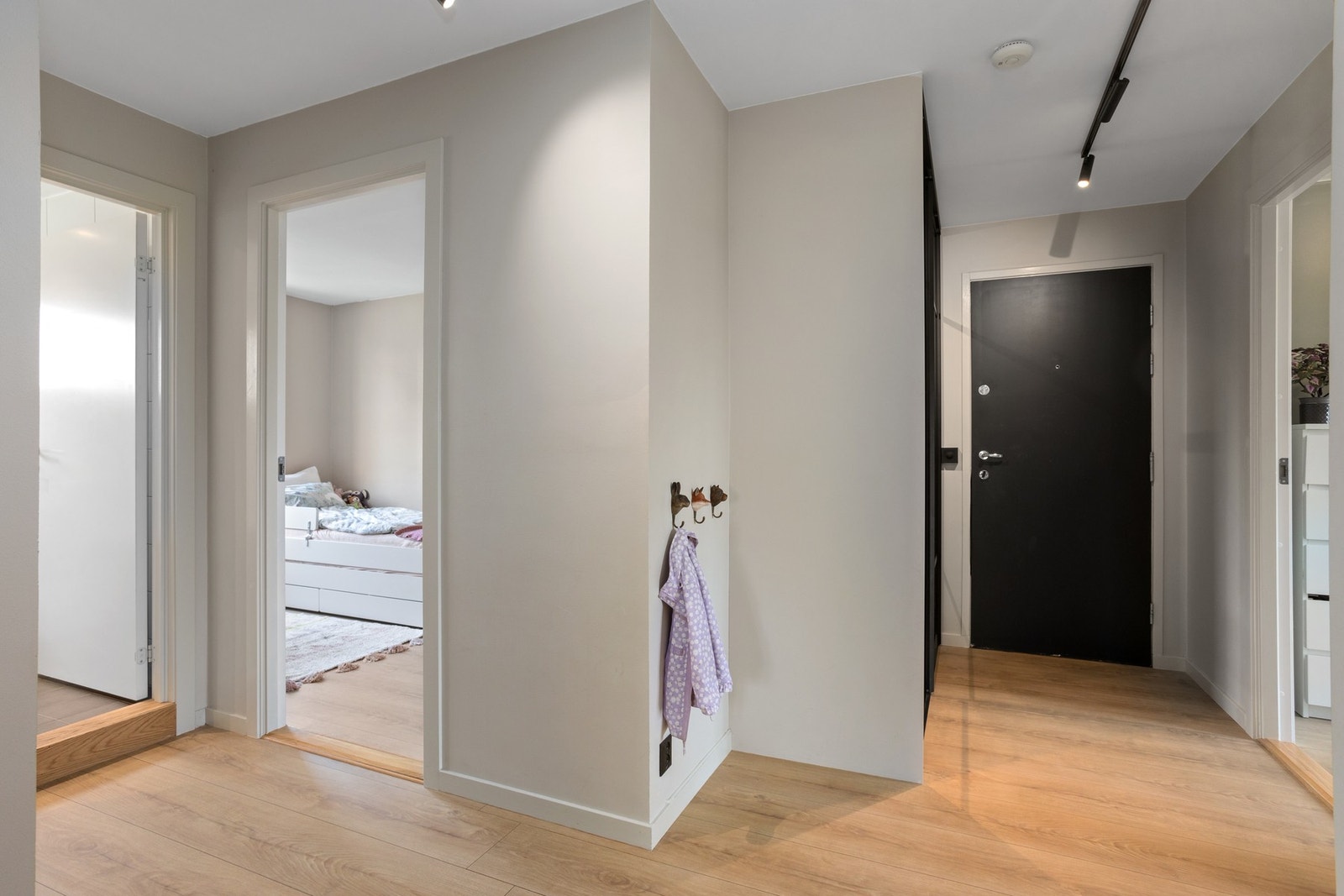 Entré/gang med god garderobeplass for yttertøy og diverse. Garderobe fra 2021. Galleribilde