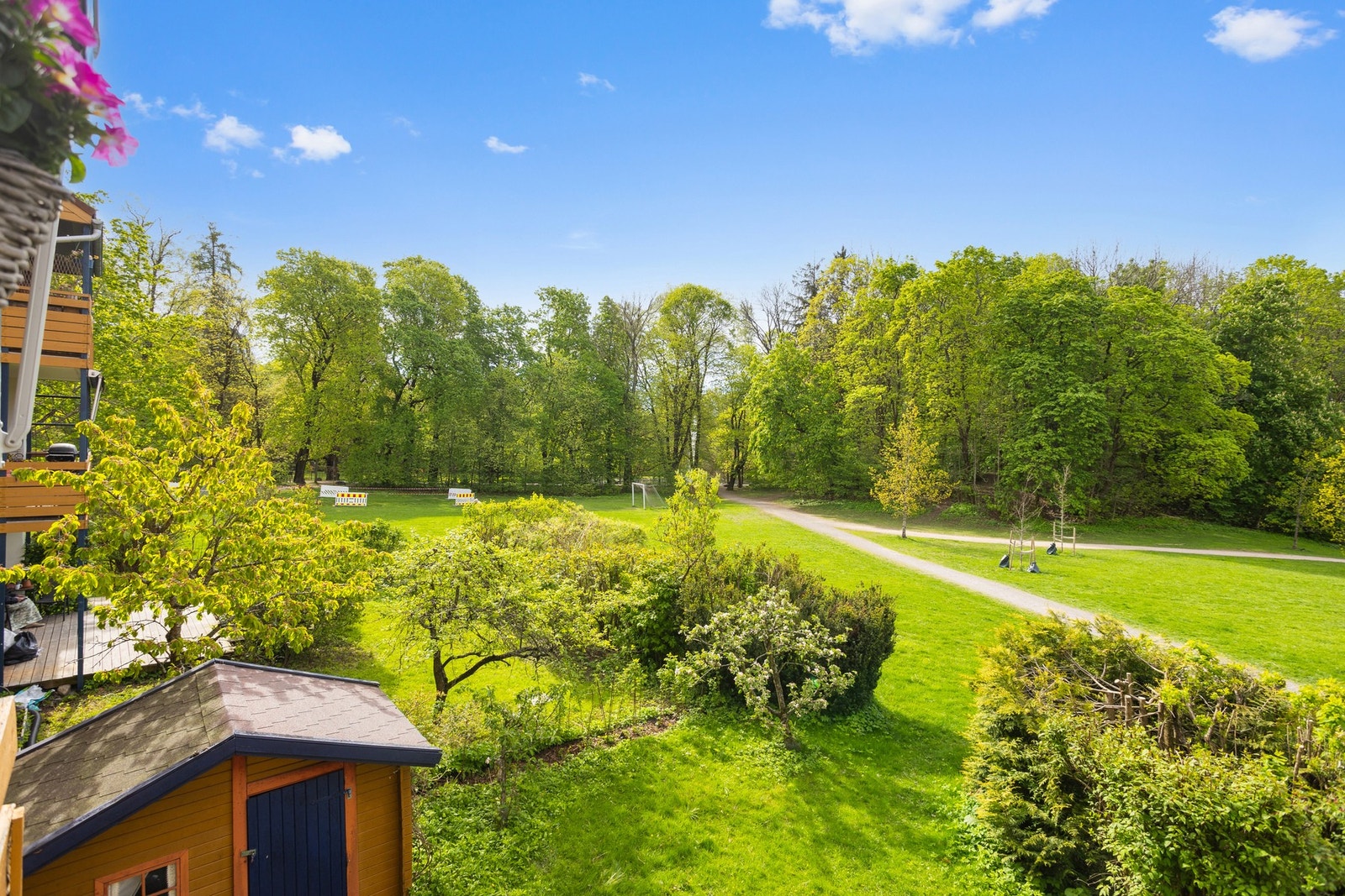 Hyggelig og usjenert utsyn fra balkongen. Galleribilde