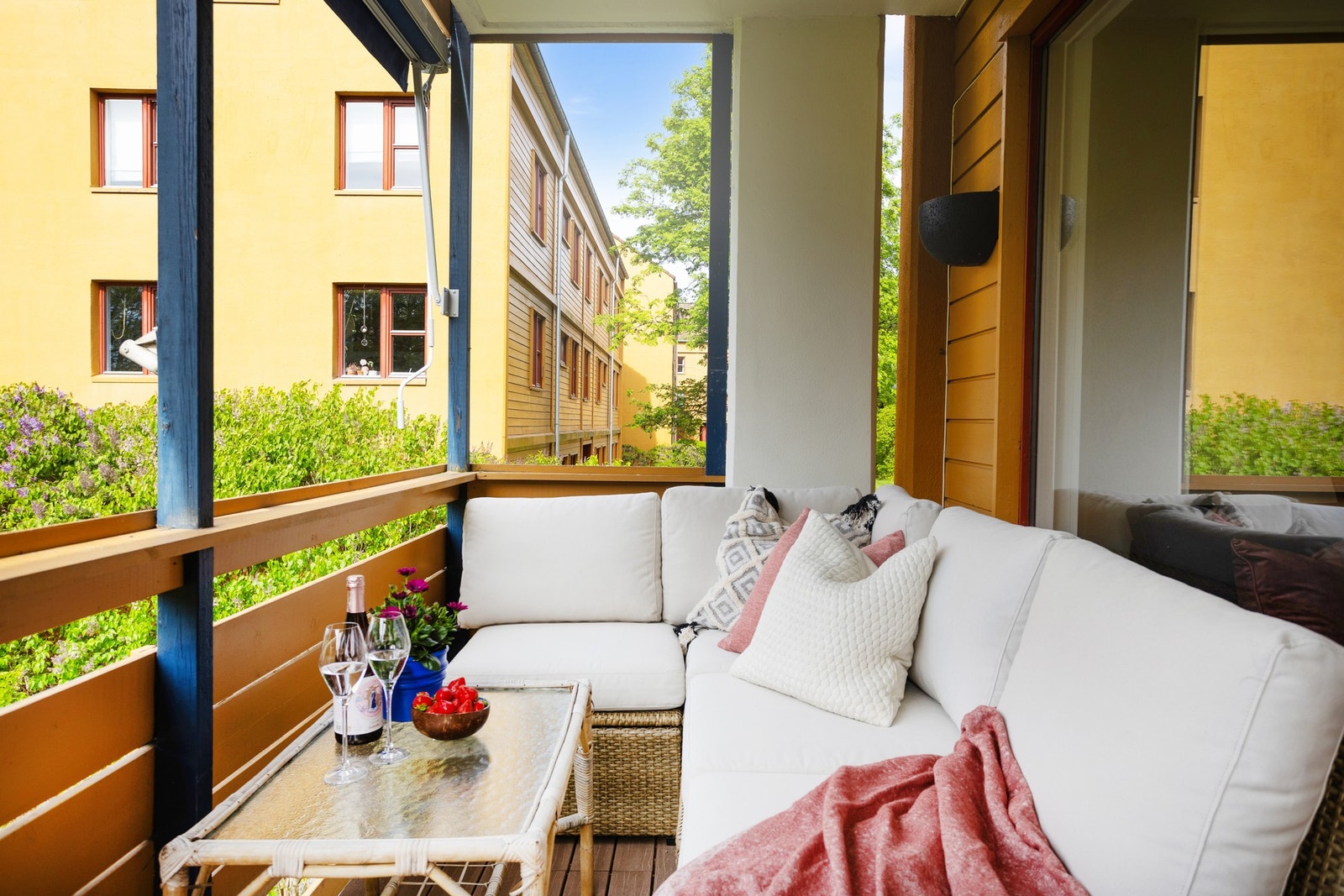 Her kan man sitte usjenert og nyte roen på sene sommerkvelder. Galleribilde