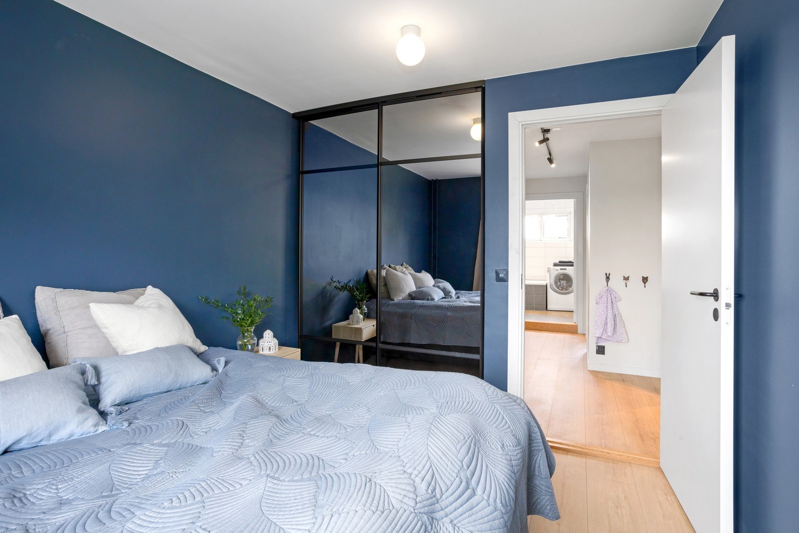 Hovedsoverom med garderobeskap. Galleribilde