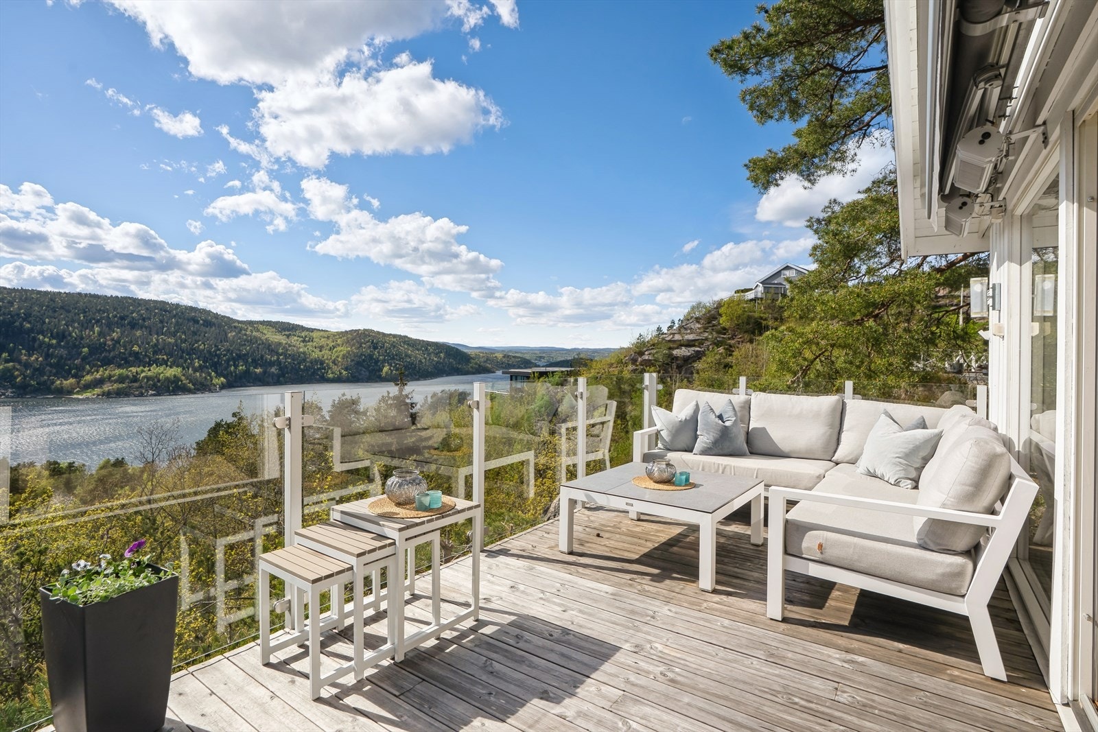 Eiendommen har nydelig, vidstrakt utsikt utover Drøbaksundet og Oslofjorden Galleribilde