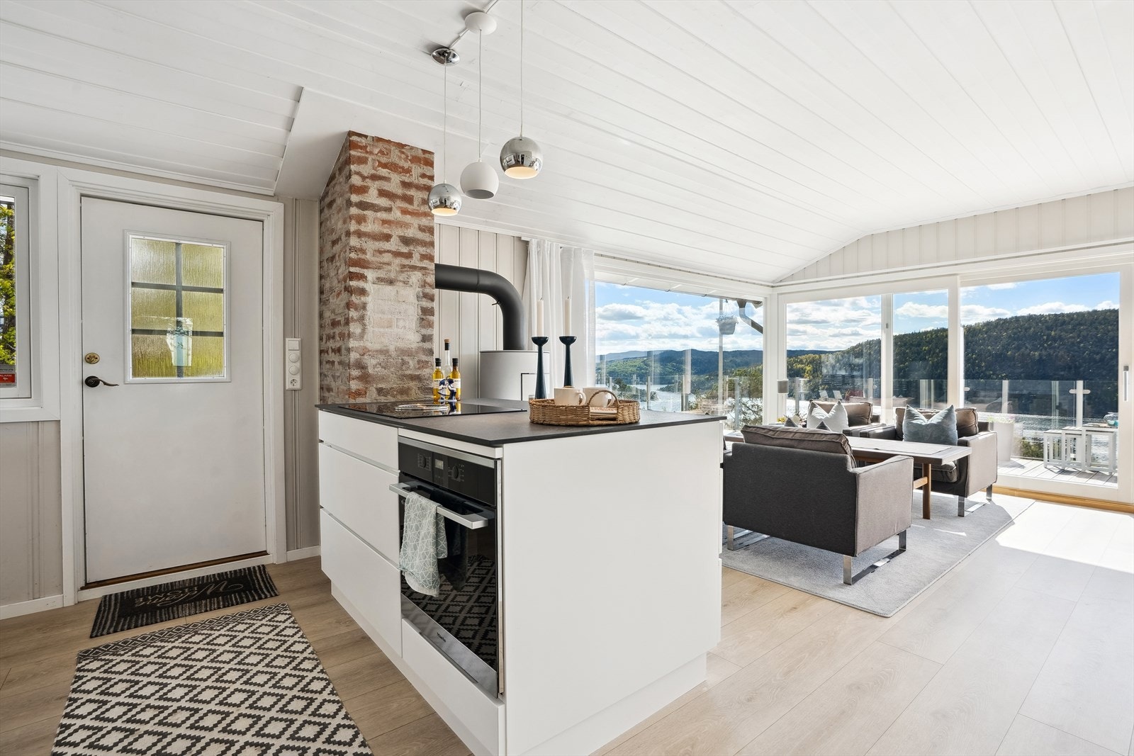 Det er integrert stekeovn, koketopp, kjøleskap, samt oppvaskmaskin Galleribilde