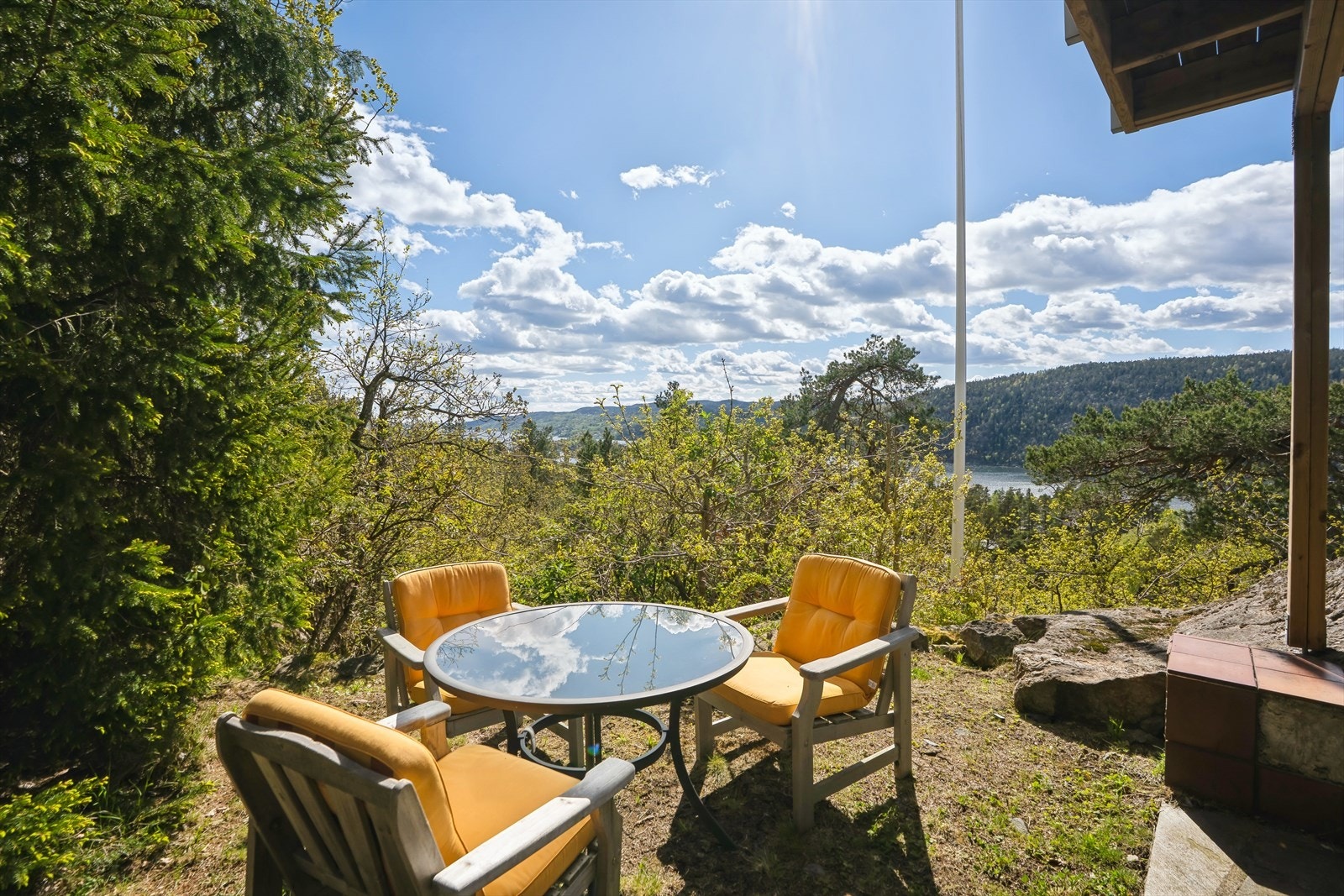 Lun og koselig uteplass på nedsiden av hytta Galleribilde