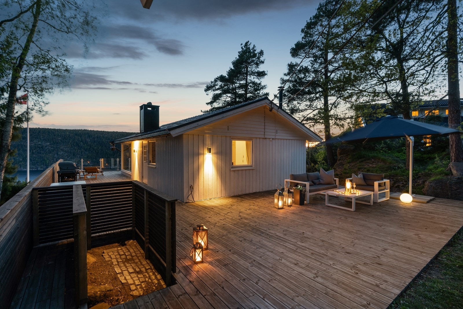 På plattingen mot øst er det morgensol Galleribilde