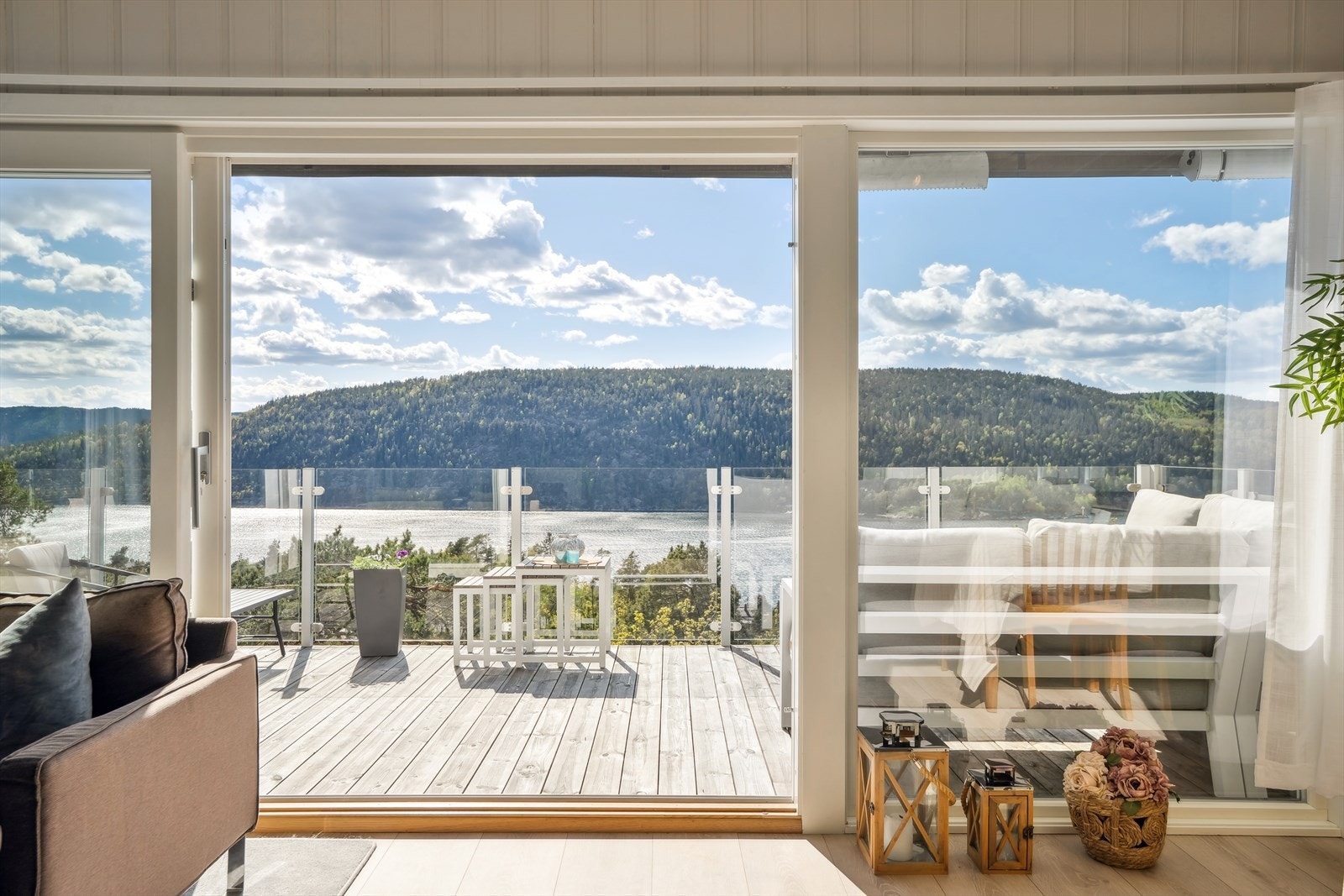 Lys og koselig stue med nydelig fjordutsikt Galleribilde