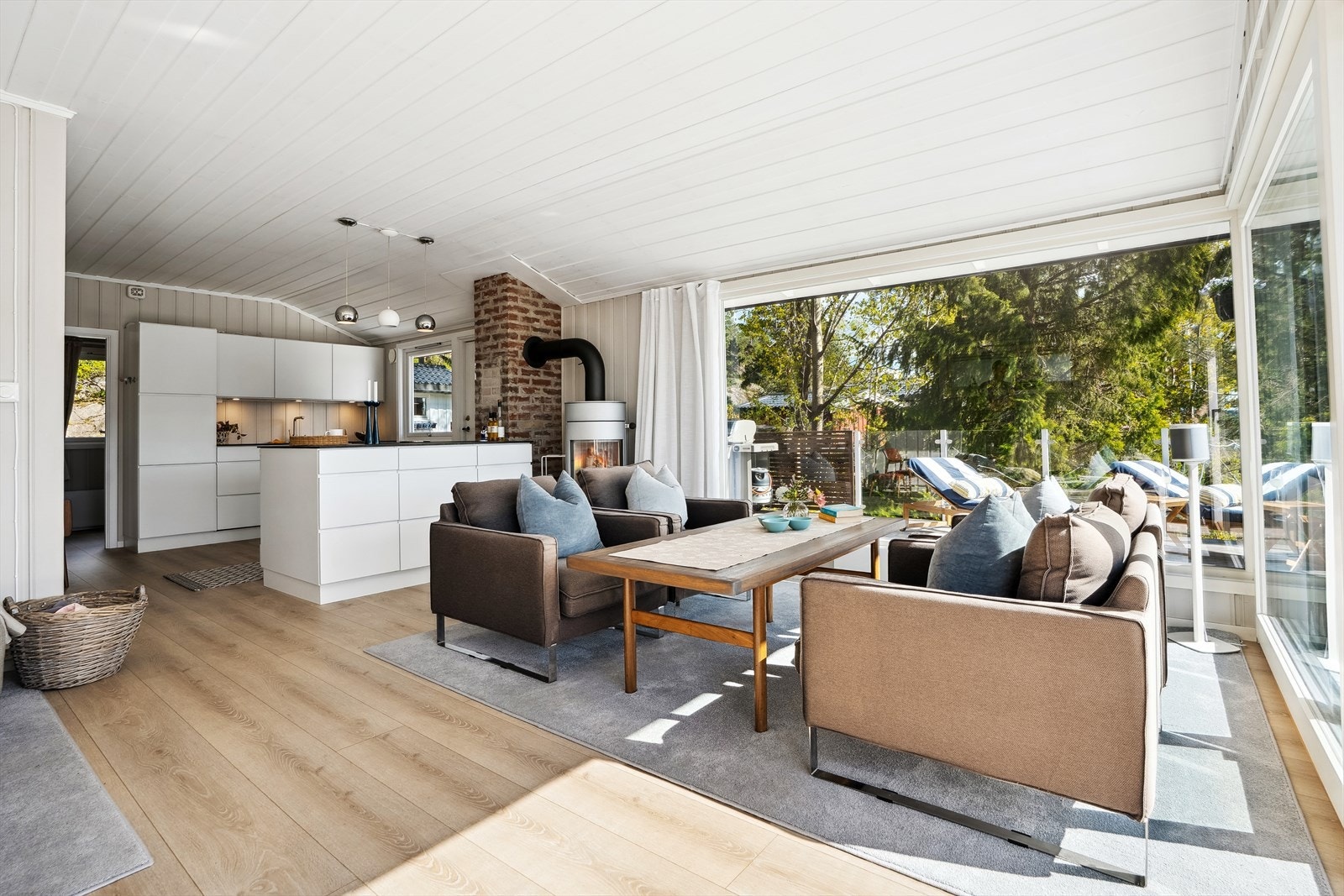 Det er åpen løsning mellom stue og kjøkken Galleribilde