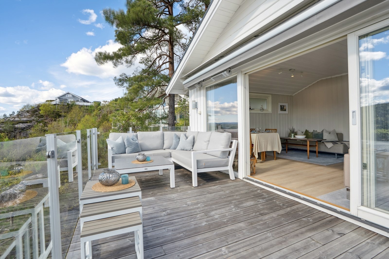 Om sommeren fungerer terrasssen som en forlengelse av stuen Galleribilde