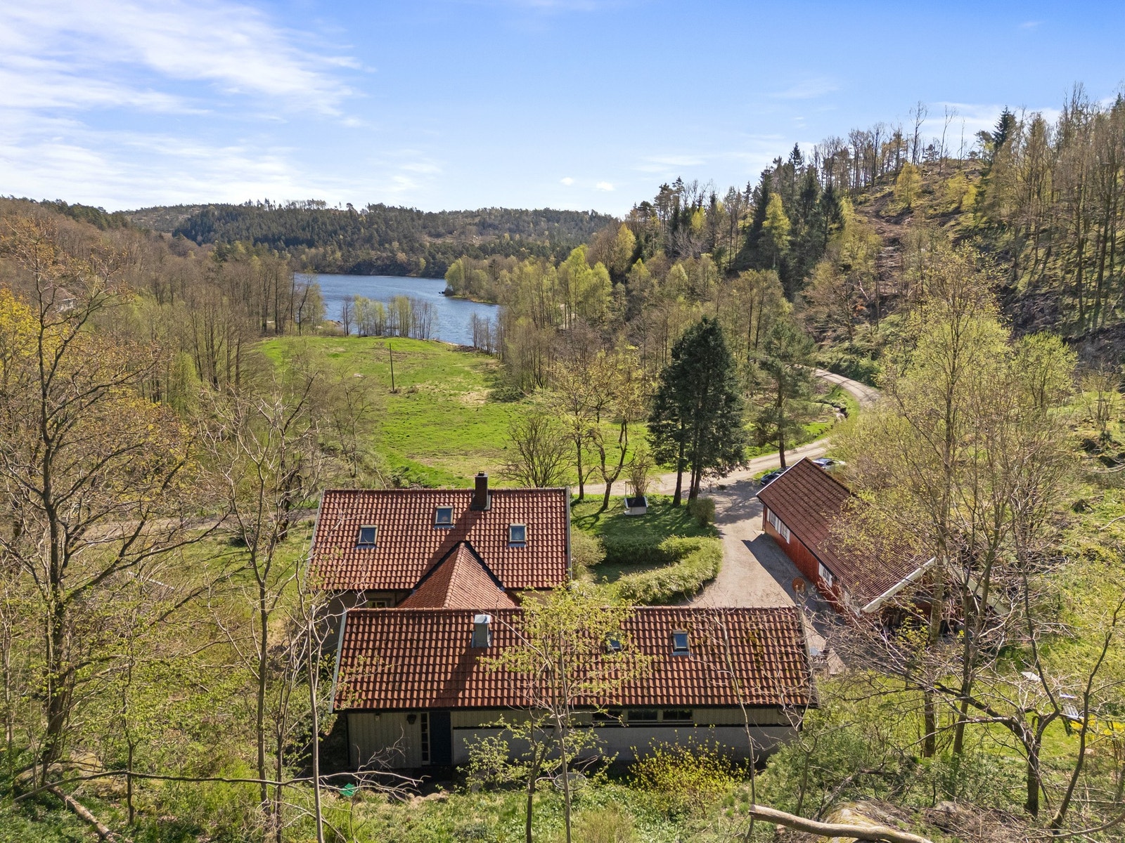 Oversiktsbilde av boligen mot Trånevannet Galleribilde