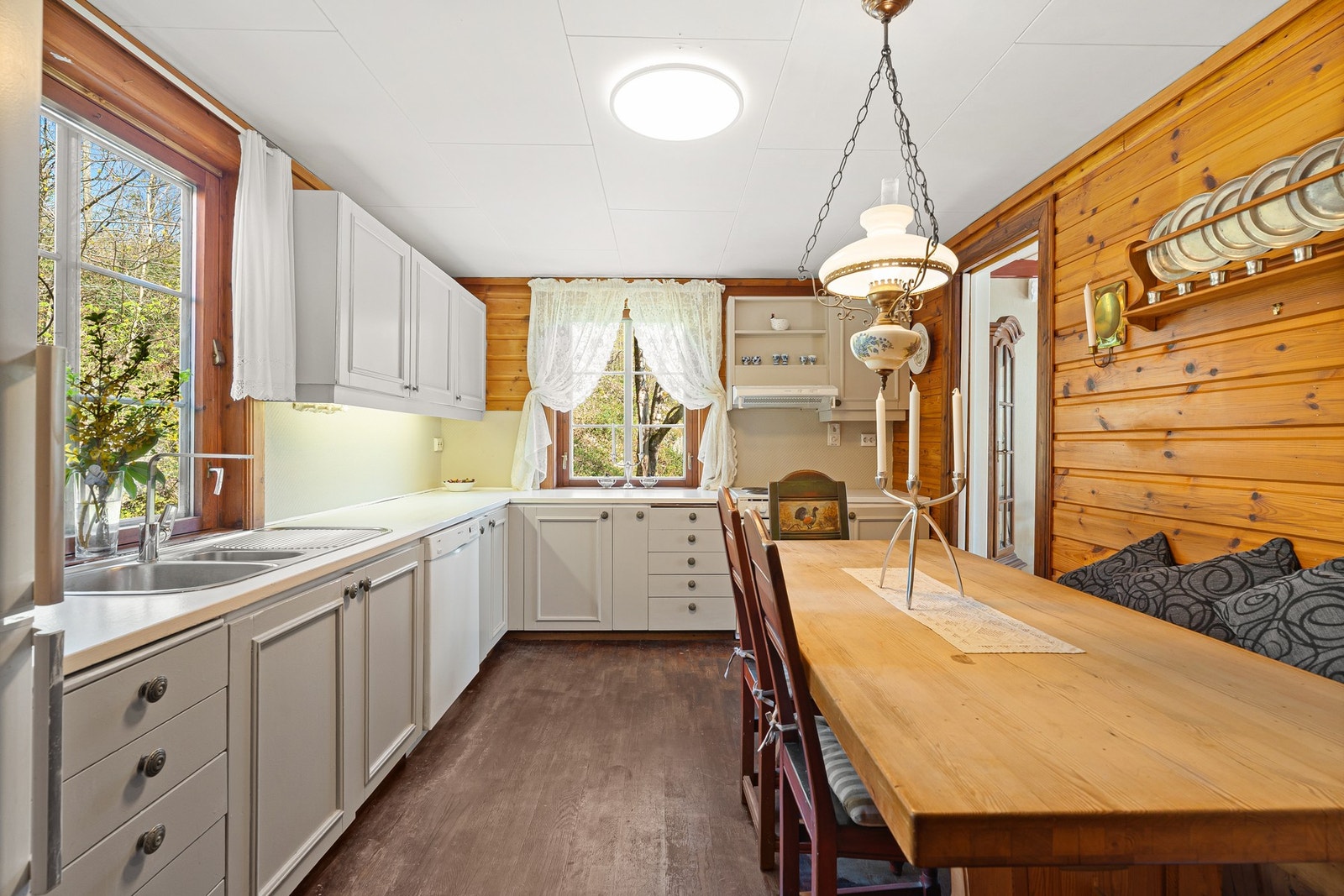 På kjøkkent er det god plass til å spise og langbordet kan medfølge om ønskelig Galleribilde