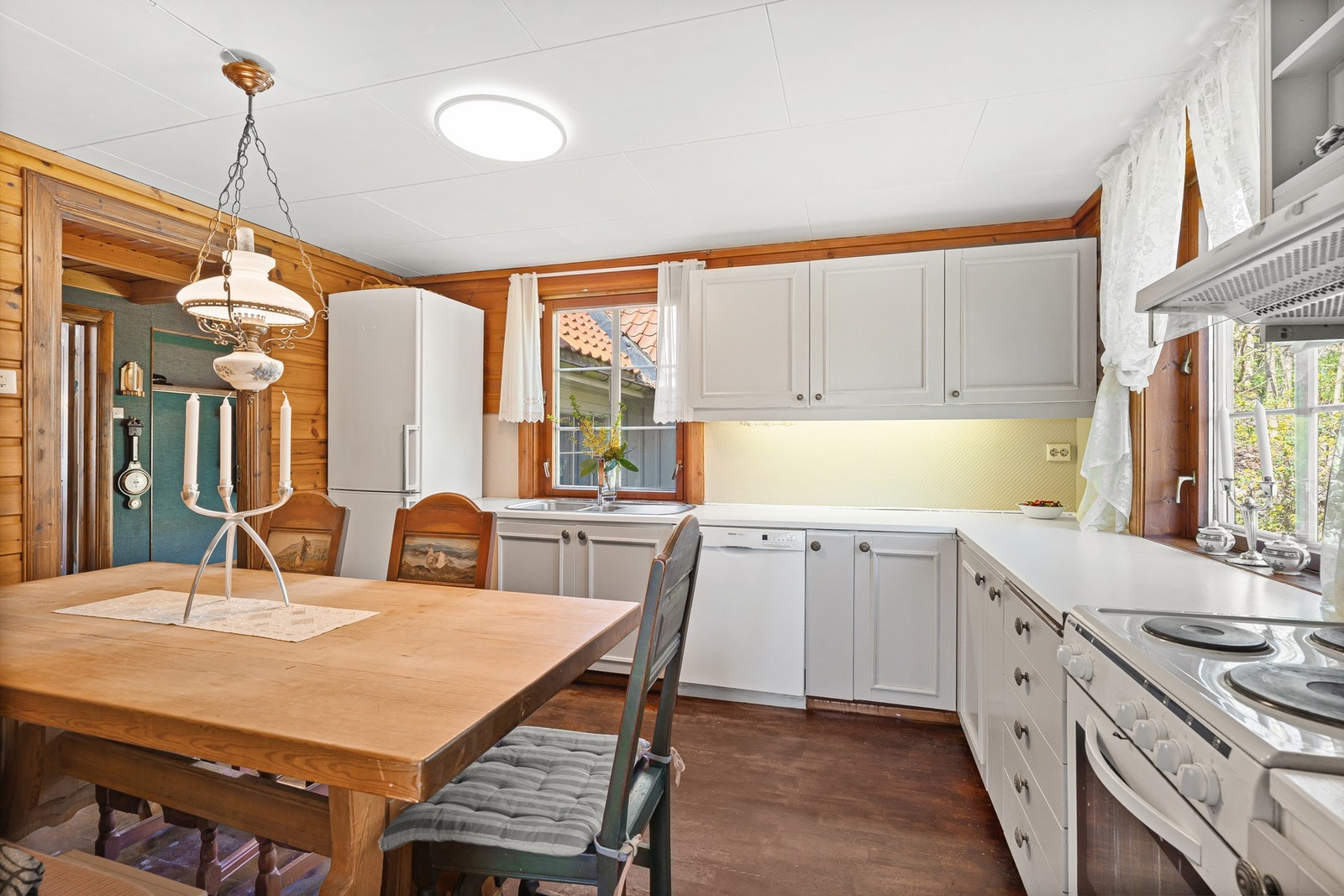 2 vinduer på kjøkken gir et flott lys inn Galleribilde