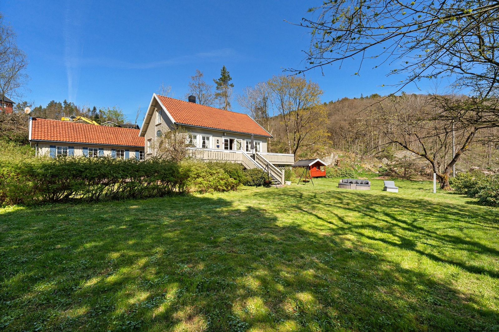 God plass også ute med den store og romslige hagen Galleribilde
