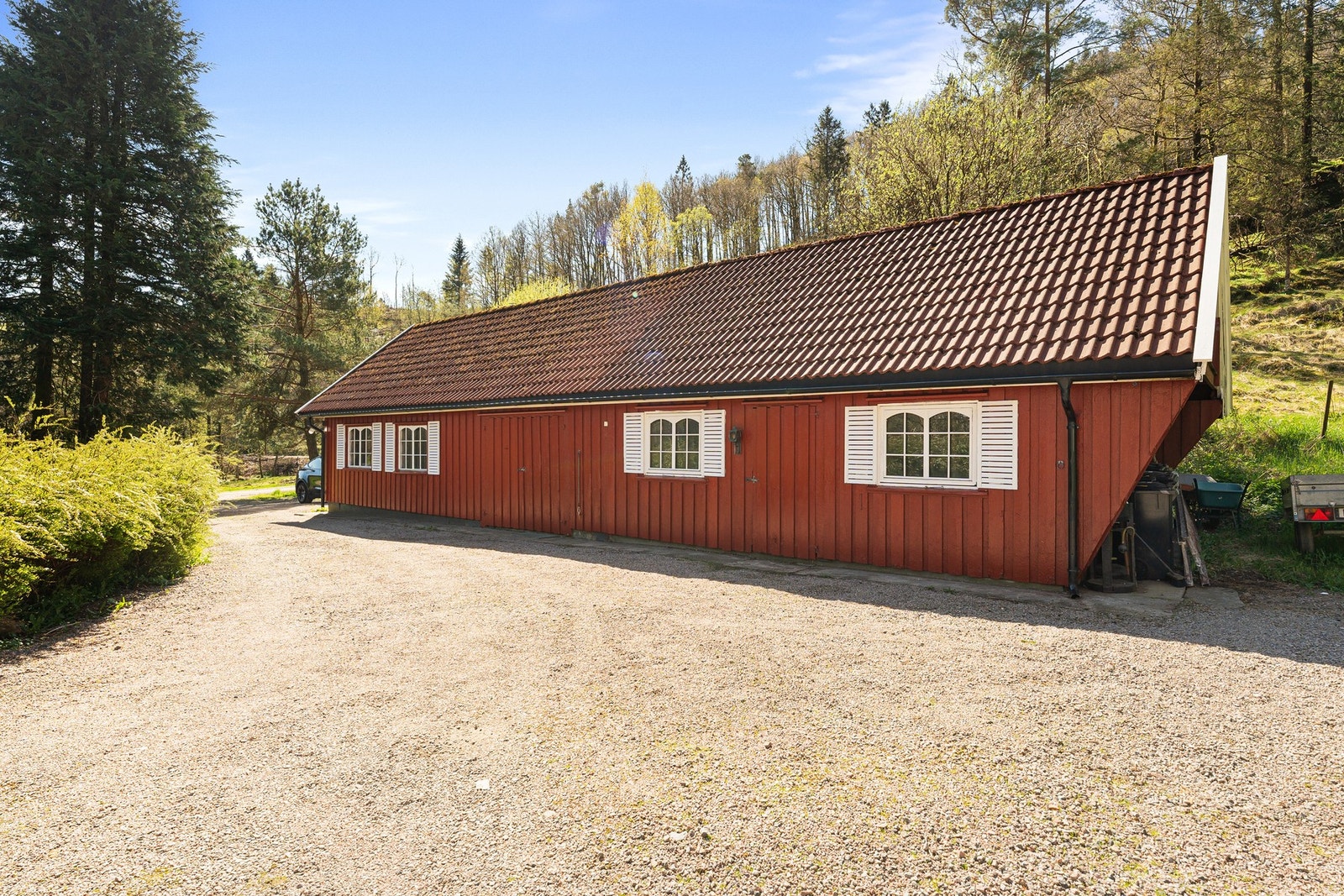 Garasje - her er det også stall med båser i bakkant - eller ideelt til redskapsrom/hobbyrom Galleribilde