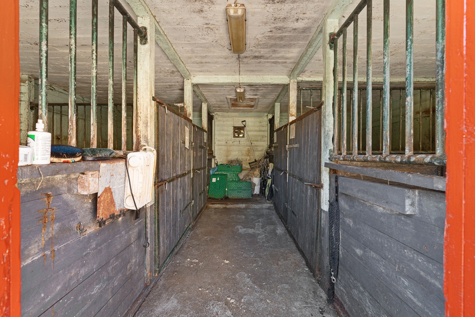 Inne fra stallen Galleribilde