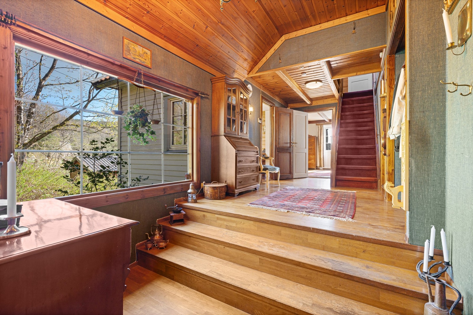 Velkommen inn i boligen - dette er fra hallen inn mot stue og kjøkken Galleribilde