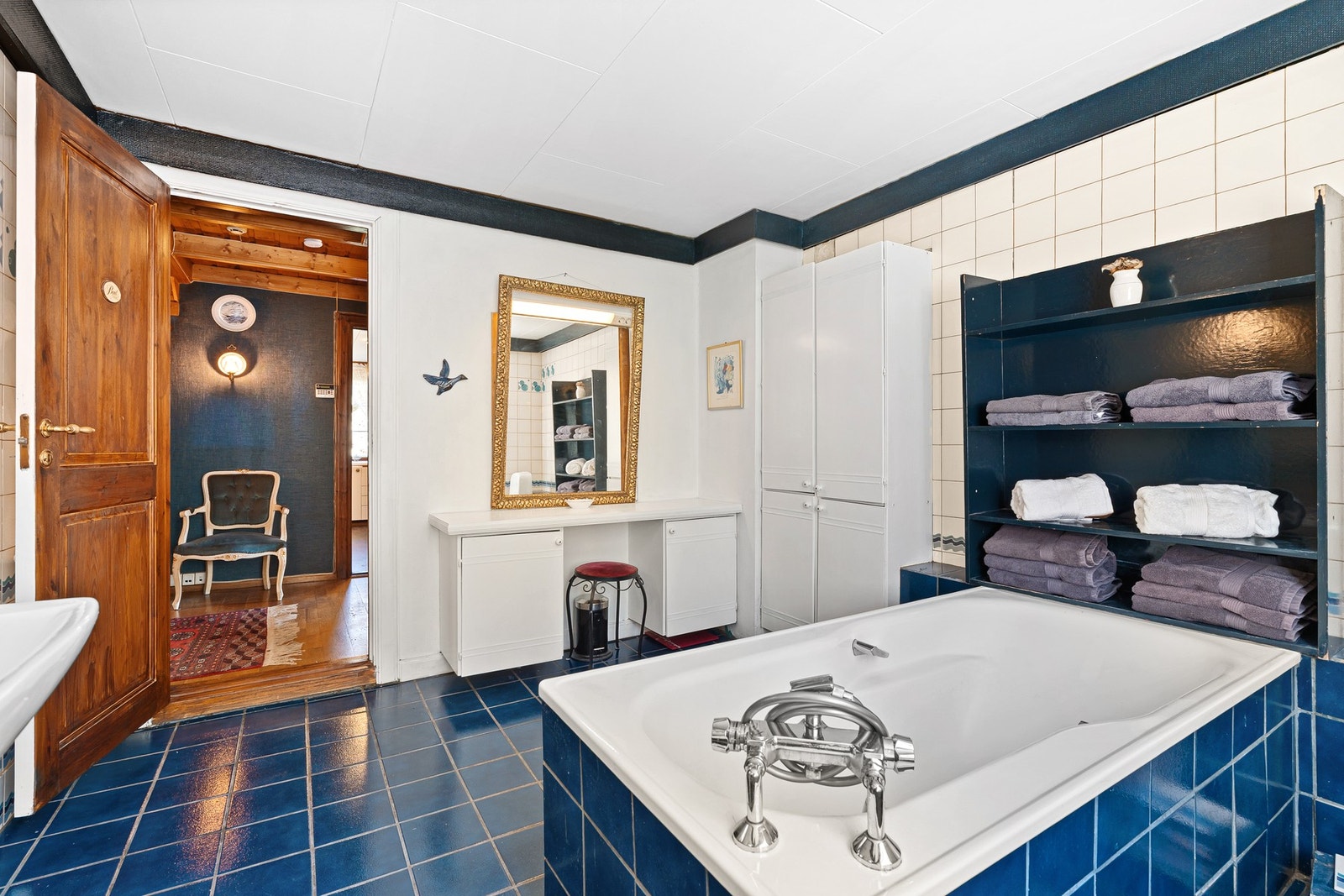 I hoveddelen av huset ligger dette badet - trenger renovering Galleribilde