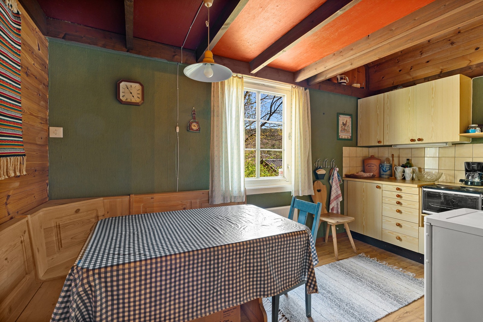 I tilbygget er det et lite kjøkken - her kan en enkelt lage dette rommet om til soverom om det er behov for flere - soverom. Dette rommet er opprinnelig godkjent som soverom. Hems. Galleribilde