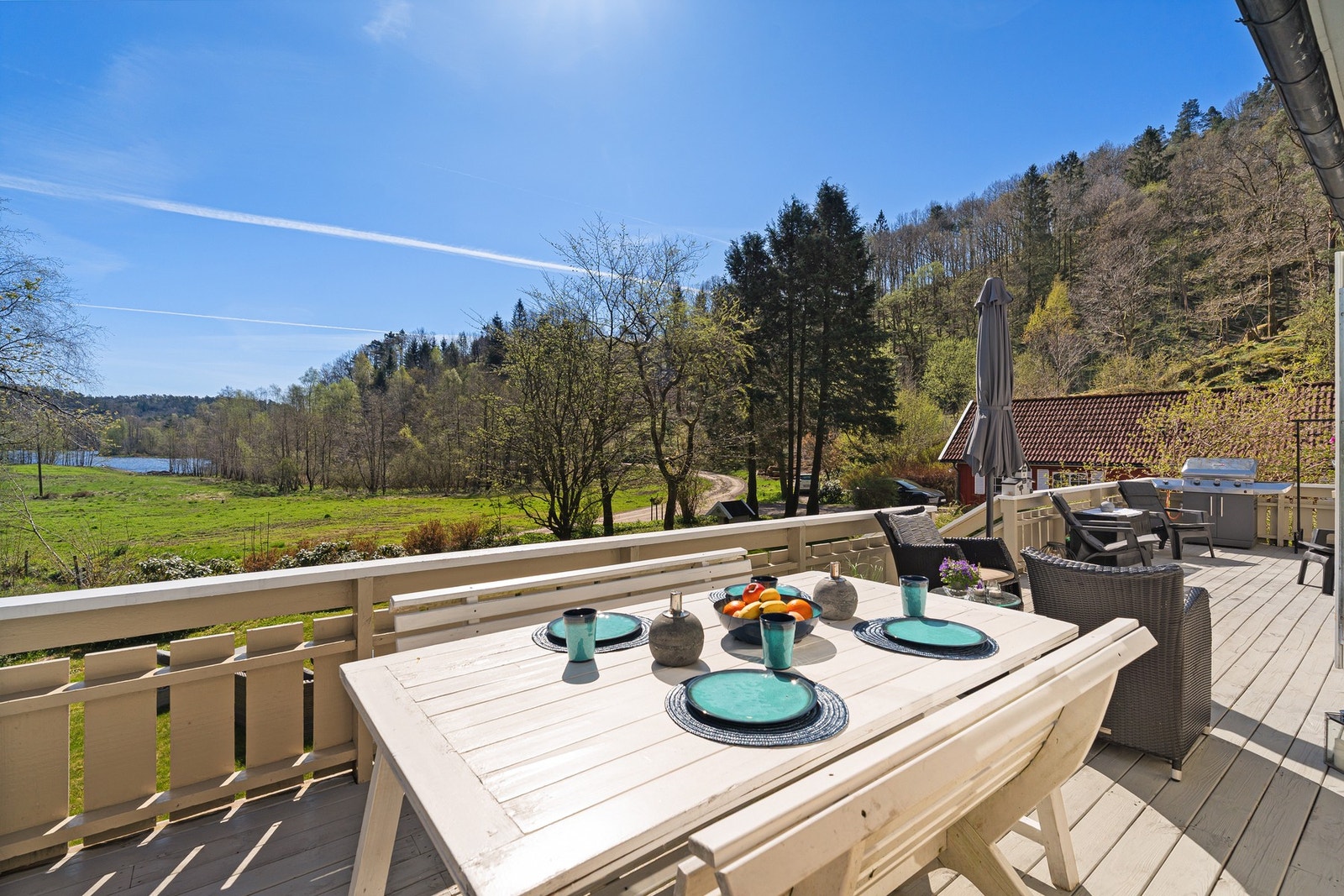 Landlig og solrikt med fin utsikt til Trånevannet Galleribilde