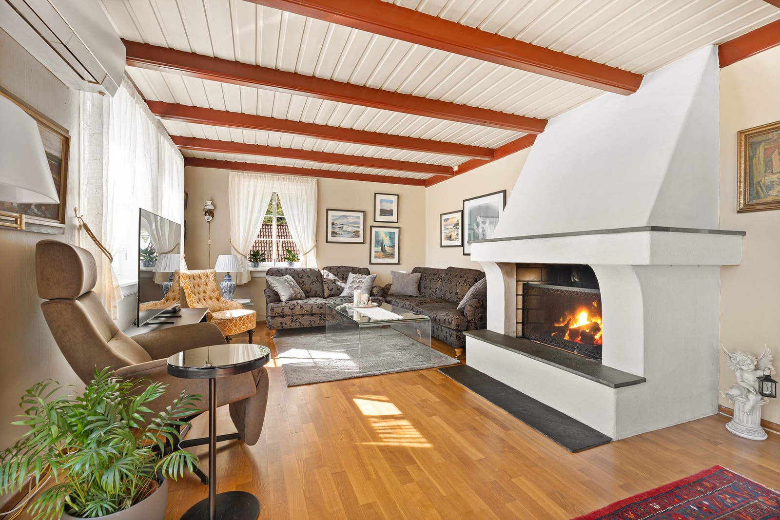 I stuen er det parkett på gulv og peis Galleribilde